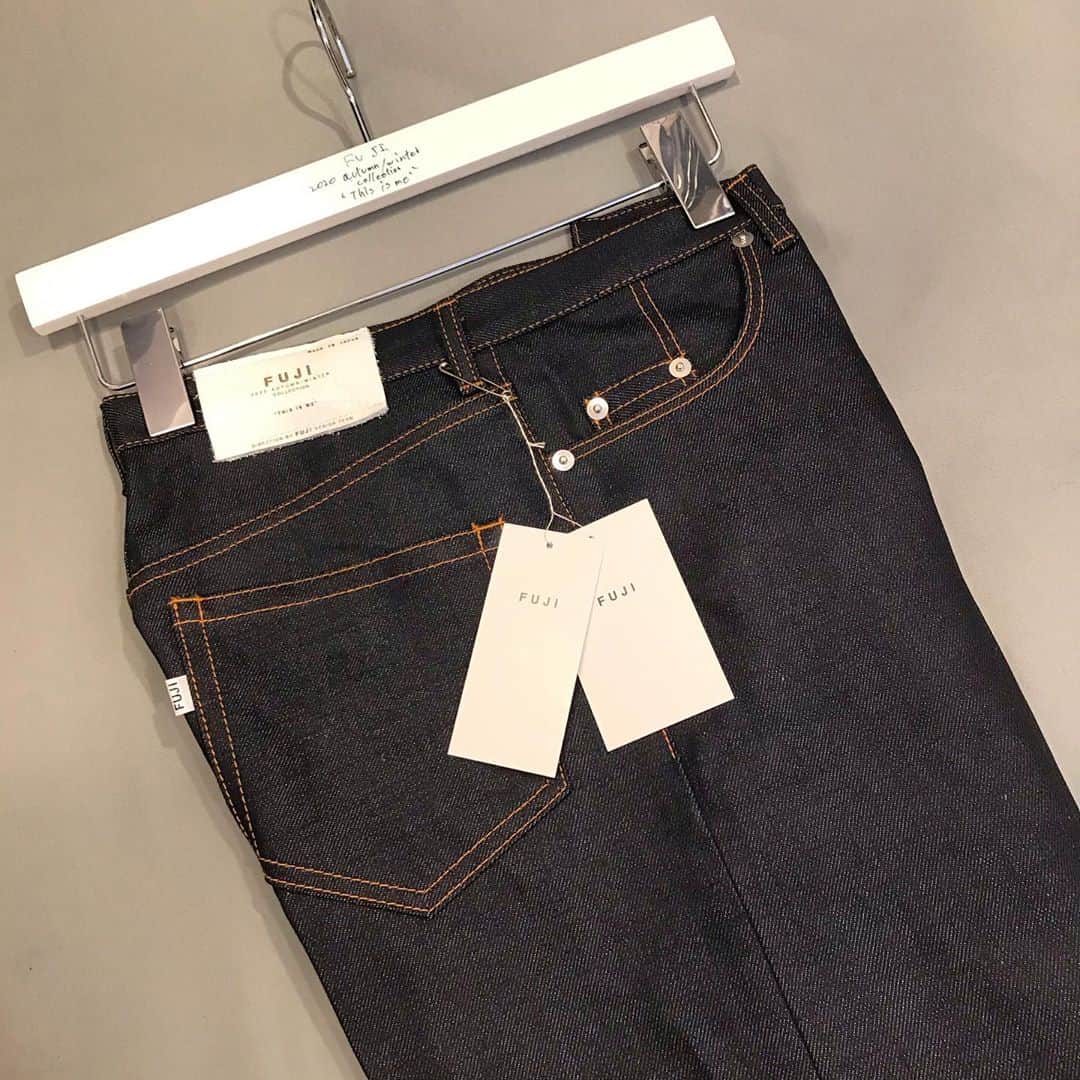 田口隼人のインスタグラム：「@fuji_official_   洋服は弱さを隠す「鎧」と例えられるのが相場ですが、 彼の手で作り出される洋服は自分の弱さを肯定する為の 「武器」ではないかと。 そんなことを彼のnoteを読んで感じました。  花が好き。読書も好き。揉め事は嫌い。 そんな優しい彼"らしさ"が詰まった良い服です。  肌寒い夜にコーヒーを買って 近くの公園にでも履いて行こうかな。」