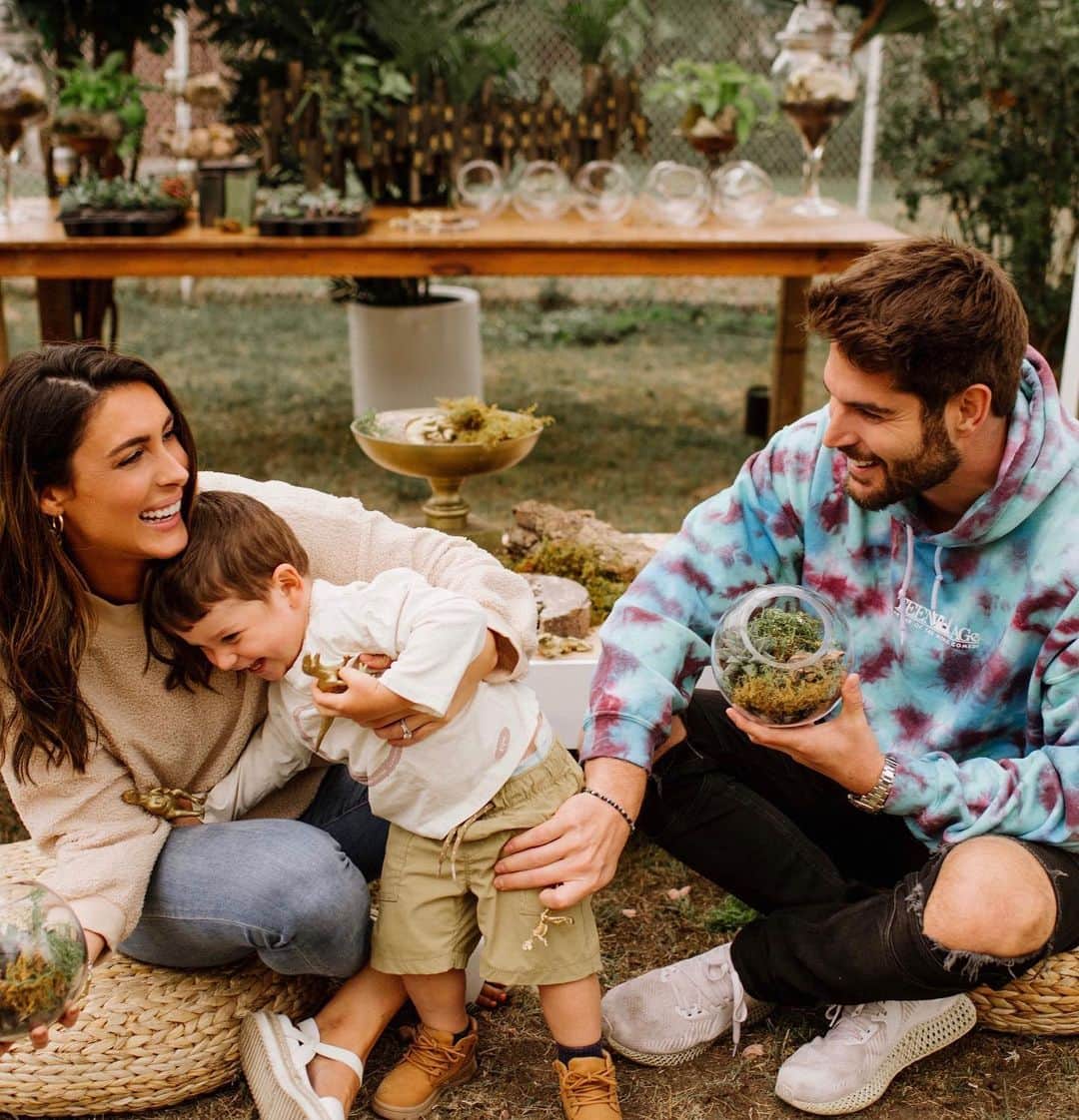 ニック・ベイトマンのインスタグラム：「THE BIG TWO! HAPPY BIRTHDAY to my lil man ❤️ Love you son   • • Big thank you to; Florals, Decor & Planning: @openingnflowers  DIY Terrarium Bar: @Bloomservice.co Photography: @Lcoulterphoto Furniture: @special_event_rentals Place Settings: @Tabletalesto Cake: @pastrybynikki  Dinos: @Indianriverreptile  for making CHASES 2nd BIRTHDAY party unforgettable」