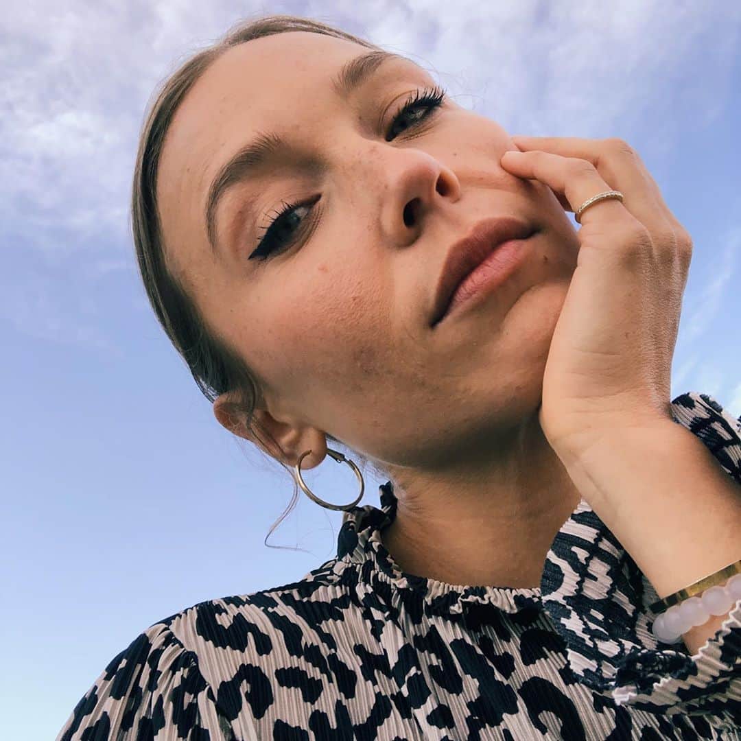 Nicole Mejiaのインスタグラム：「If you were actually living for yourself, and not the approval of others, what would you do? How would you live?  If you weren’t posting for likes, comments and follows, what would you post? Would you even post?  If you loved yourself the way you long for another to love you, would the right person—another whole person—come into your life?  If you stopped pretending to be happy all the time, would you perhaps make room for more genuine happiness to exist?  If you weren’t afraid of failure or the judgements of the critics in the stands, what feats would you attempt in the arena?  If you were able to communicate your needs and desires to others, what would stop allowing to exist in your life? What new standards would you set for your relationships?  If you started to slowly step out into what you feared most, wouldn’t you begin to build the courage you needed to fully face and claim it?  And if you sat still in the chaos instead of rushing and forcing yourself into making an immediate decision, wouldn’t you find that the waters of your heart and mind would still, and that clarity could then come upon you?  #morningthoughts」
