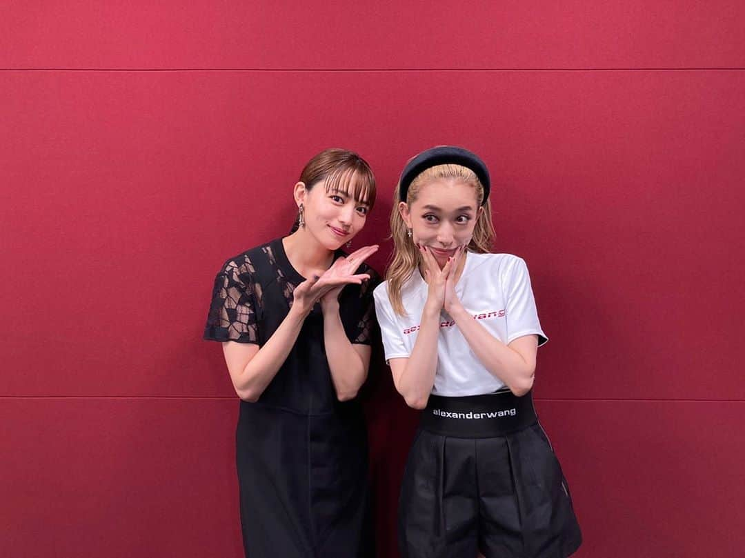 川口春奈さんのインスタグラム写真 - (川口春奈Instagram)「私の女神 @miliyahtokyo 🗽💜  Dive/Connect@ZeppOnlineにお招きしていただきました。生配信なのに号泣してしまいお見苦しくて失礼しました、、こんな夢のような時間を与えてくださり感謝です。心が浄化されました。そしてパワーがみなぎってきた！ああもう会いたい。」9月15日 23時33分 - haruna_kawaguchi_official