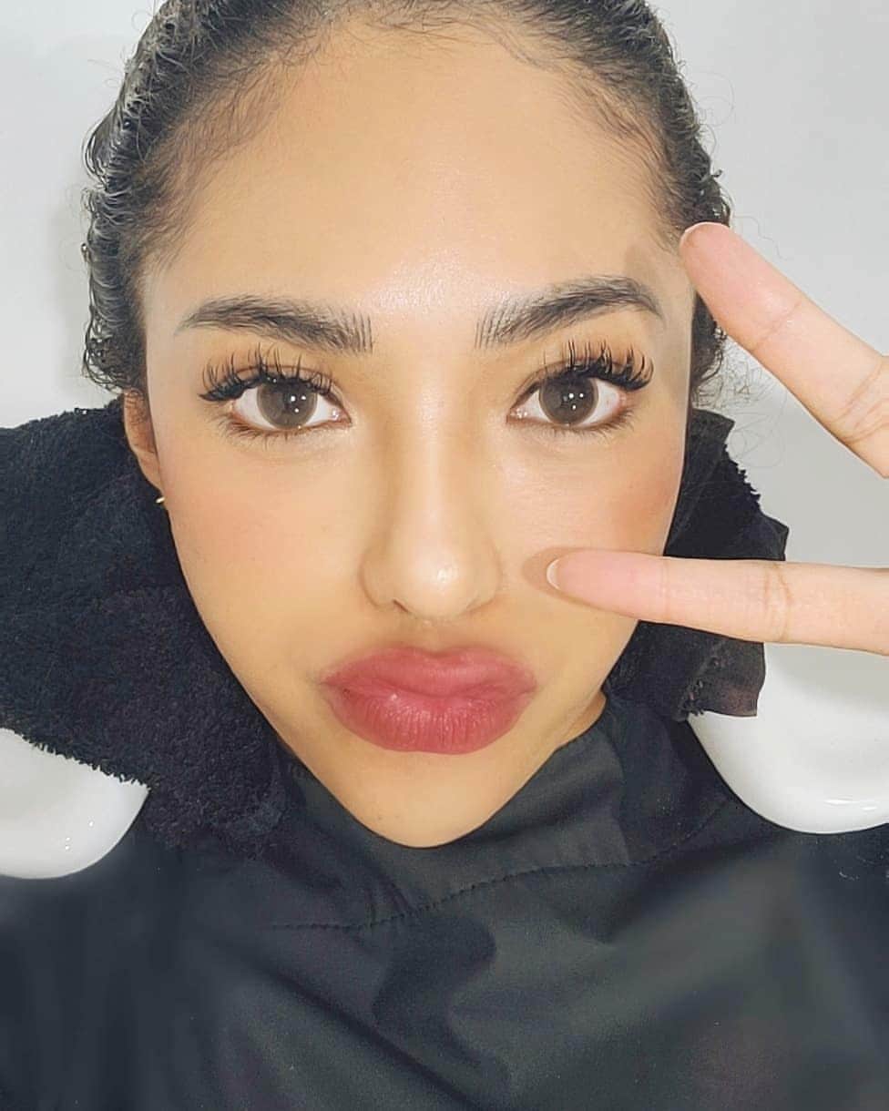 のインスタグラム：「LAのヘアサロン100万年ぶりにリオープン！嬉しすぎた♥️♥️ イメチェン大成功🎊??😁 How do you like my hairover?🥳  Thank you @hairbykana 🌼🌼  #シャンプー台は結構盛れる #hairsalon #hairover  #美容師界の女神 #thankyou #balayage  #カーリーヘアーはやめてません💛 #キレイにブローしてスタイリングしてもらったよ」