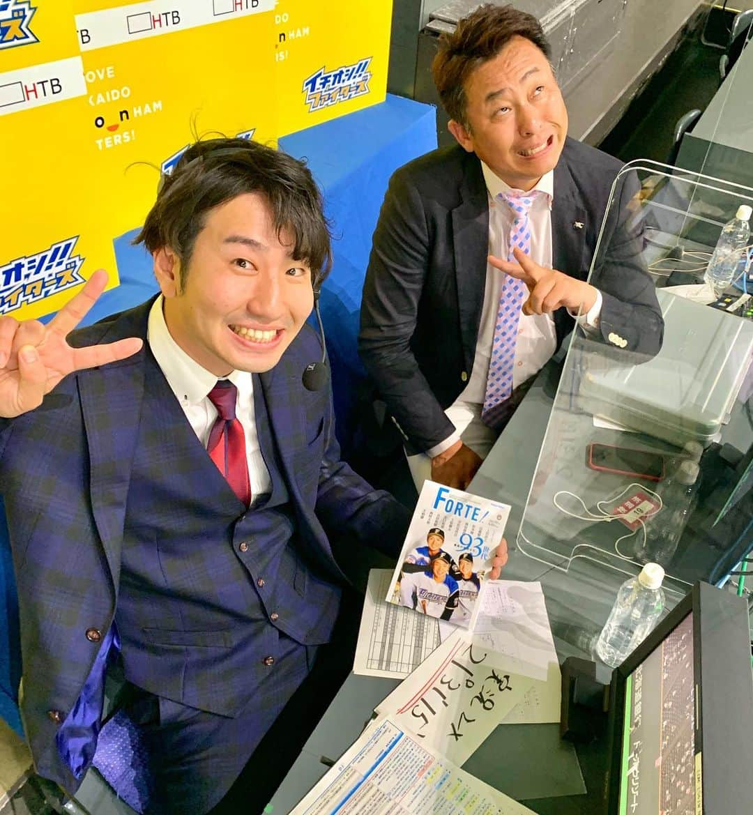 福田太郎さんのインスタグラム写真 - (福田太郎Instagram)「ビリビリに、シビレました🔥 ピッチャー出身な２人の放送席！ 上沢投手と千賀投手の気迫溢れる好投に、 解説の岩本さんも僕も、思わず白熱しちゃいました🤣🤣 ⠀ 明日もHTBで生中継！三連勝といきましょう⚾️⚾️⚾️ Twitterの応援メッセージもありがとうございます📲 ⠀ #イチオシファイターズ #中継 #ウポポイ  #上沢直之 投手 8回無失点！ナイスピッチングでした💪 今日発売 #ファイターズ #FORTE 93年世代特集📘 （今朝書店でゲットして、ちゃっかり中継に活用✌️） ⠀ vs #福岡ソフトバンクホークス #千賀滉大 投手 #完投 #ヒーロー には全打点を挙げた #西川遥輝 選手も！ 解説 #岩本勉 さん 実況 #福田太郎 なぜか髪ぴょいん💇🏻‍♂️ #lovefighters #羽撃く #北海道日本ハムファイターズ #ファイターズファンと繋がりたい #100baseball」9月15日 23時48分 - htb_tarofukuda