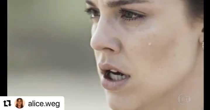 Alice Wegmannのインスタグラム：「Relembrando as últimas cenas da Dalila em #ÓrfãosdaTerra pra contar pra vocês que hoje a novela ganhou o prêmio máximo do Seoul International Drama Awards, a premiação de entretenimento mais importante da Ásia. Foi lindo poder contar, junto com tanta gente especial, essa história cheia de propósito e que cada dia toca o coração de mais gente pelo mundo. Parabéns a todo mundo que fez parte disso e obrigada a cada um de vocês que acompanharam a gente, em especial aos refugiados que dividiram conosco suas histórias. Que o mundo tenha cada vez mais lugar para empatia, respeito e acolhimento! Viva!!! @thelmaguedes @ducarachid 🌟」