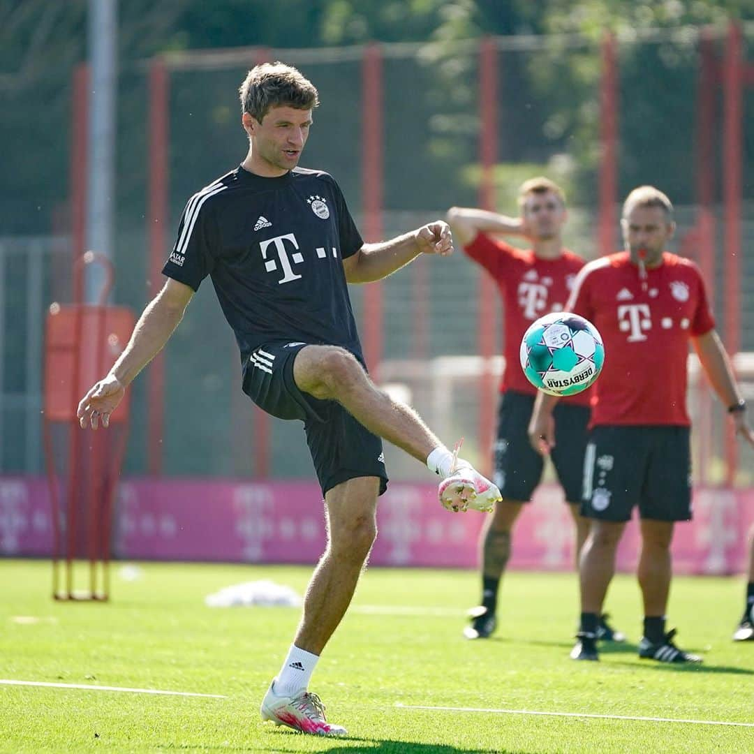 トーマス・ミュラーさんのインスタグラム写真 - (トーマス・ミュラーInstagram)「Three days to go... ⚽️ We are ready for the start of the @bundesliga_en season 2020/21. 💪 #fcbayern #myteam #packmas #bundesliga #esmuellert #auflosgehtslos」9月15日 23時48分 - esmuellert