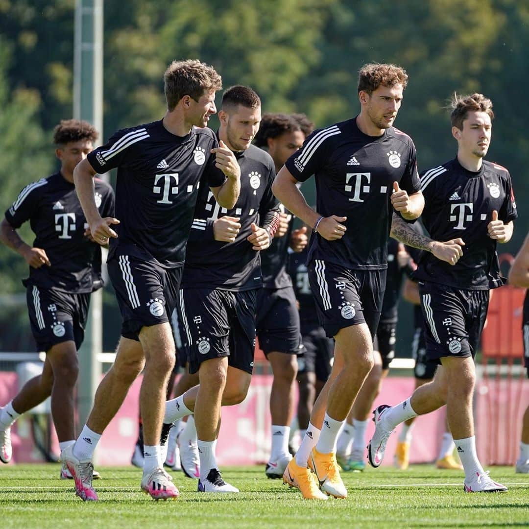 トーマス・ミュラーのインスタグラム：「Three days to go... ⚽️ We are ready for the start of the @bundesliga_en season 2020/21. 💪 #fcbayern #myteam #packmas #bundesliga #esmuellert #auflosgehtslos」