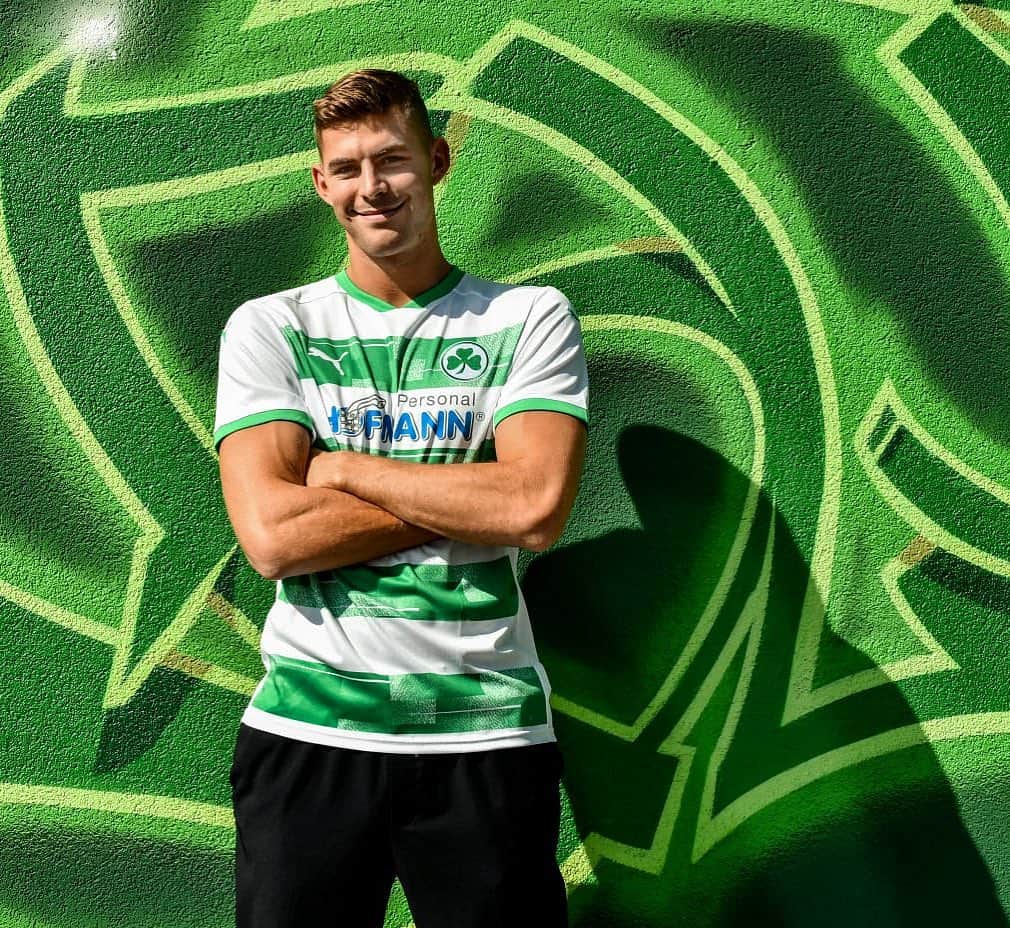 のインスタグラム：「Neuzugang beim SpVgg Greuther Fürth @kleeblatt_fuerth_official ✍🏻⚽️😜#2022」
