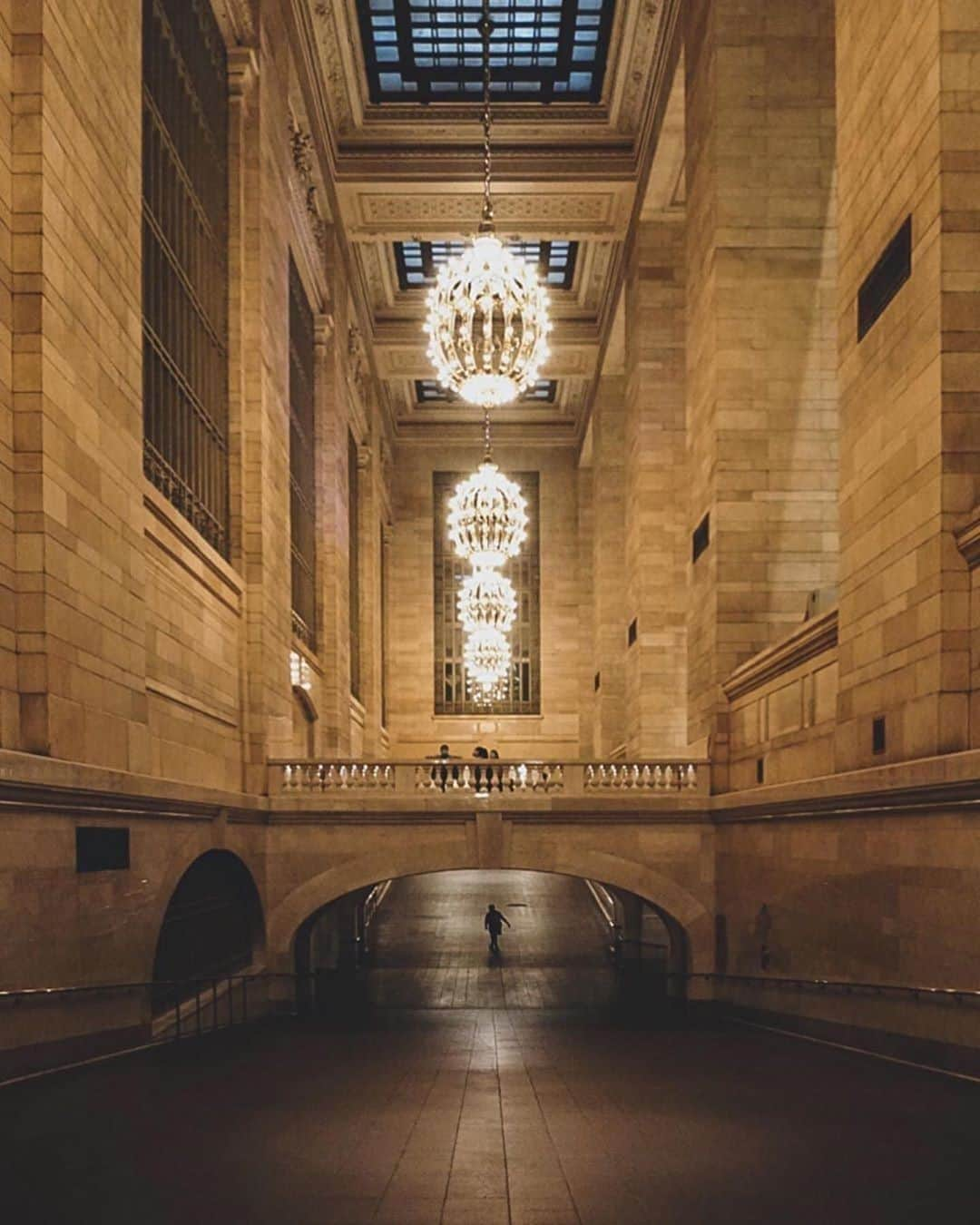 The Peninsula Hotelsさんのインスタグラム写真 - (The Peninsula HotelsInstagram)「The beauty of New York City’s @grandcentralnyc can’t be overstated. Each of the chandeliers in Vanderbilt Hall feature 132 lightbulbs surrounded by carved oak leaves and weigh 2,500 pounds. 📷 via @lovelettertonewyorkcity and @pommepommenyc. cc: @thepeninsulanyc ⁣ ⁣ ⁣ ⁣ ⁣ ⁣ #peninsulahotels #luxuryhotelexperience #fivestarservice #newyork #newyorkcity #nycarchitecture #grandcentralstation」9月15日 23時45分 - peninsulahotels