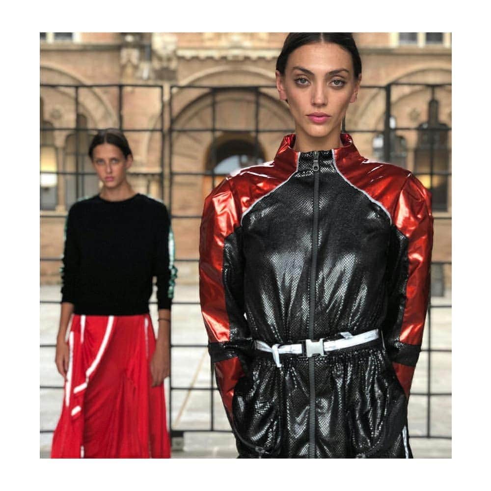 のインスタグラム：「Ultimate allure 💥 We are ready for the shows! 👉 #NYFW SS21 show / Tuesday 19:00 (local time in N.Y.) / Link in bio @fashiondesignersoflatinamerica 👉 #080bcnfashion FW2021 show / Wednesday 20:30 (local time in Barcelona) / Instagram Live」