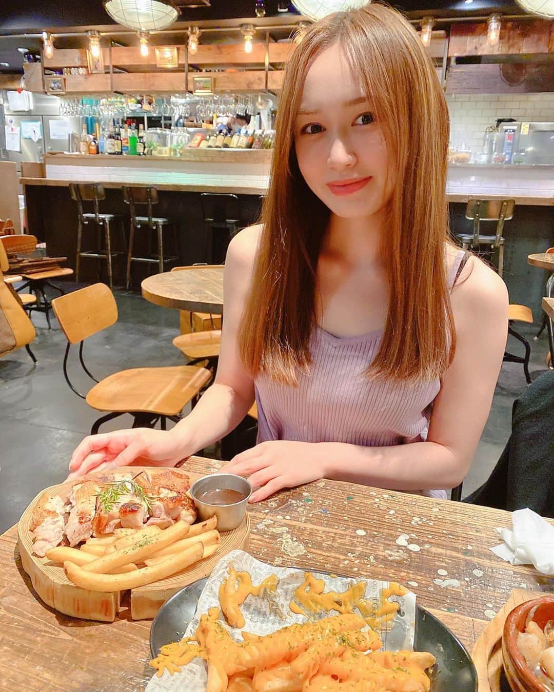 伊藤千凪海のインスタグラム：「かなり仲良い友達とご飯行くときは﻿ メニュー見てるときにいつも﻿ ﻿ ちーちゃんほらポテトあるよ！🍟﻿ ﻿ ってポテト頼んでくれる笑﻿ ﻿ ﻿ 世界で1番好きな食べ物﻿ ポテト🍟﻿ ﻿ ﻿ 幼なじみとか昔からの友達とか﻿ 仲良しな子たちはみんな知ってくれてるかも🐷❤️﻿ 小さい頃からほんとずっと好きなんだよね〜〜﻿ ﻿ ﻿ ﻿ ﻿ ﻿ ﻿ #フライドポテト #じゃがいも #ポテト﻿ #幼馴染 #お友達 #❤️」