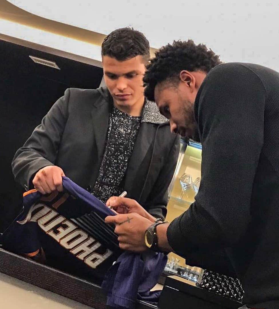 チアゴ・シルヴァのインスタグラム：「🇧🇷 “Um legado não é deixar algo pras pessoas. É deixar algo nas pessoas” (Peter Strople). Obrigado irmão, @theblurbarbosa , por ter feito nossos olhos brilharem a cada jogo, que o seu futuro seja coroado de muitas vitórias, guiando e orientando os jovens atletas na posição de mentor, transmitindo seus conhecimentos. Saiba que continuarmos aqui torcendo por vc e pelos seus. Abraços!  🇬🇧 “Legacy is not leaving something for people. It’s leaving something in people” (Peter Strople). Thank you bro , @theblurbarbosa , for leaving us with shining eyes each time you played. Hope your future will be crowned with plenty of victories, guiding young athletes as their mentor, transmitting all of your knowledge. We will keep sheering for you and yours. Receive my hug and from my family.  • • • #OhhThiagoSilva #CFC #Chelsea #ThiagoSilva #LeandrinhoBarbosa #TheBlurBarbosa」