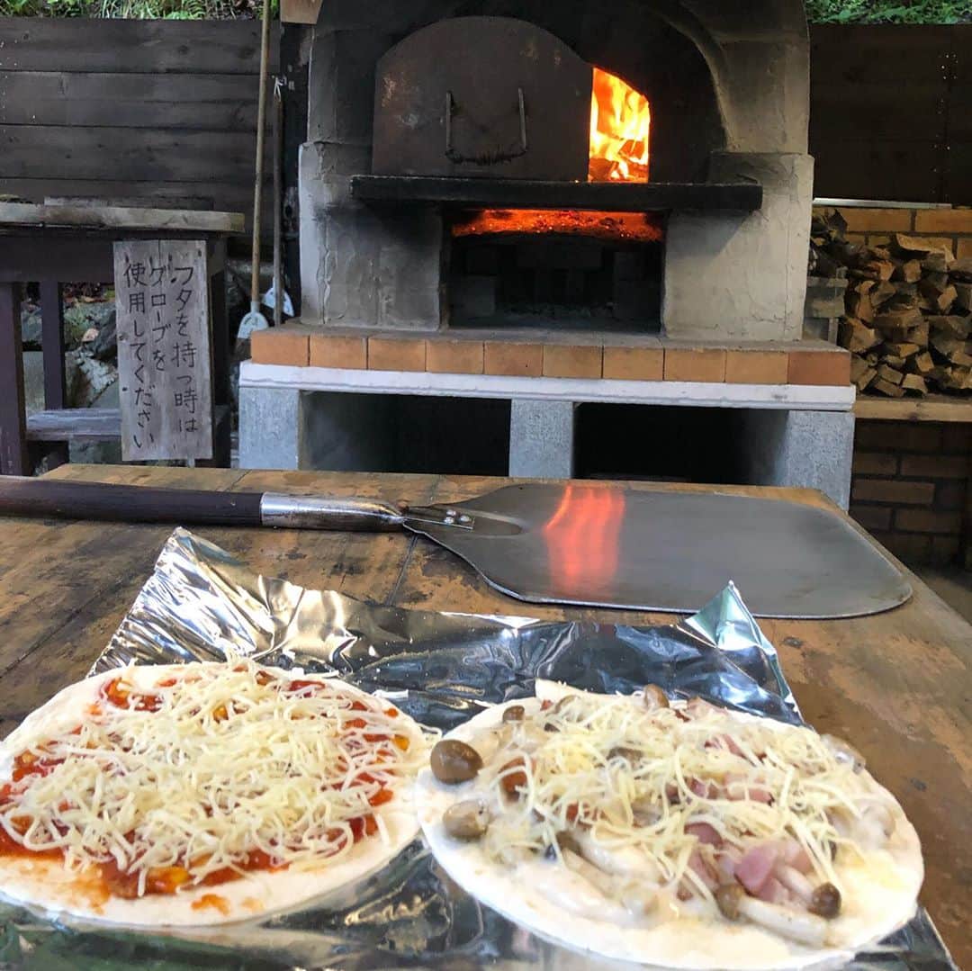 諸岡なほ子さんのインスタグラム写真 - (諸岡なほ子Instagram)「そういえば、初めてピザ窯でピザを焼いた。キャンプ場に来て生地から作る人もいるらしいけど、私は市販の生地でトライ。 ベーコンとキノコのホワイトソース刻みネギのせ、と、生ハムとルッコラのサラダピザ。焼けるのも食べるのもあっという間だった。」9月15日 23時56分 - morookanahoko