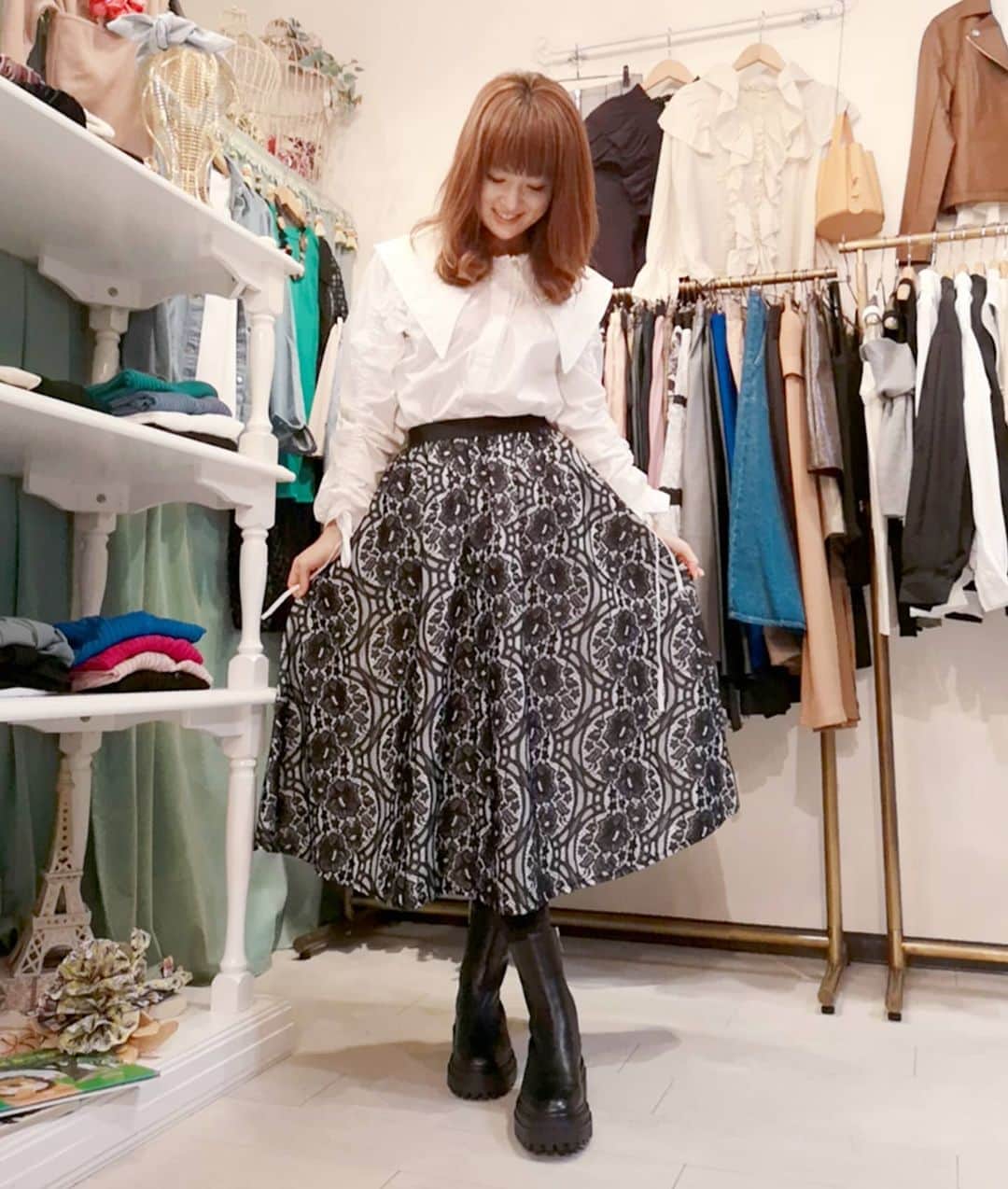 中島彩のインスタグラム：「初めてのインスタライブ💕 突然だったにも関わらず、見てくださった方、コメントくださった方😭 本当に本当に嬉しかったです💕 ありがとうございました✨  インスタライブ中の可愛い秋ファッションは  @laulea.kurakuen のお洋服❤️ 大きな襟つきブラウスと、華やかなレーススカート😍 店舗はもちろん、オンラインショップでもお買い物楽しめます...💕  実際はウォーキング中にお邪魔したのでこんな格好💦もしまたインスタライブにチャレンジするときは、きちんと準備して挑みます🙏💦  #インスタライブ　#秋ファッション  #秋コーデ #レーススカート  #フォロワーさんに感謝 #ありがとうございます」