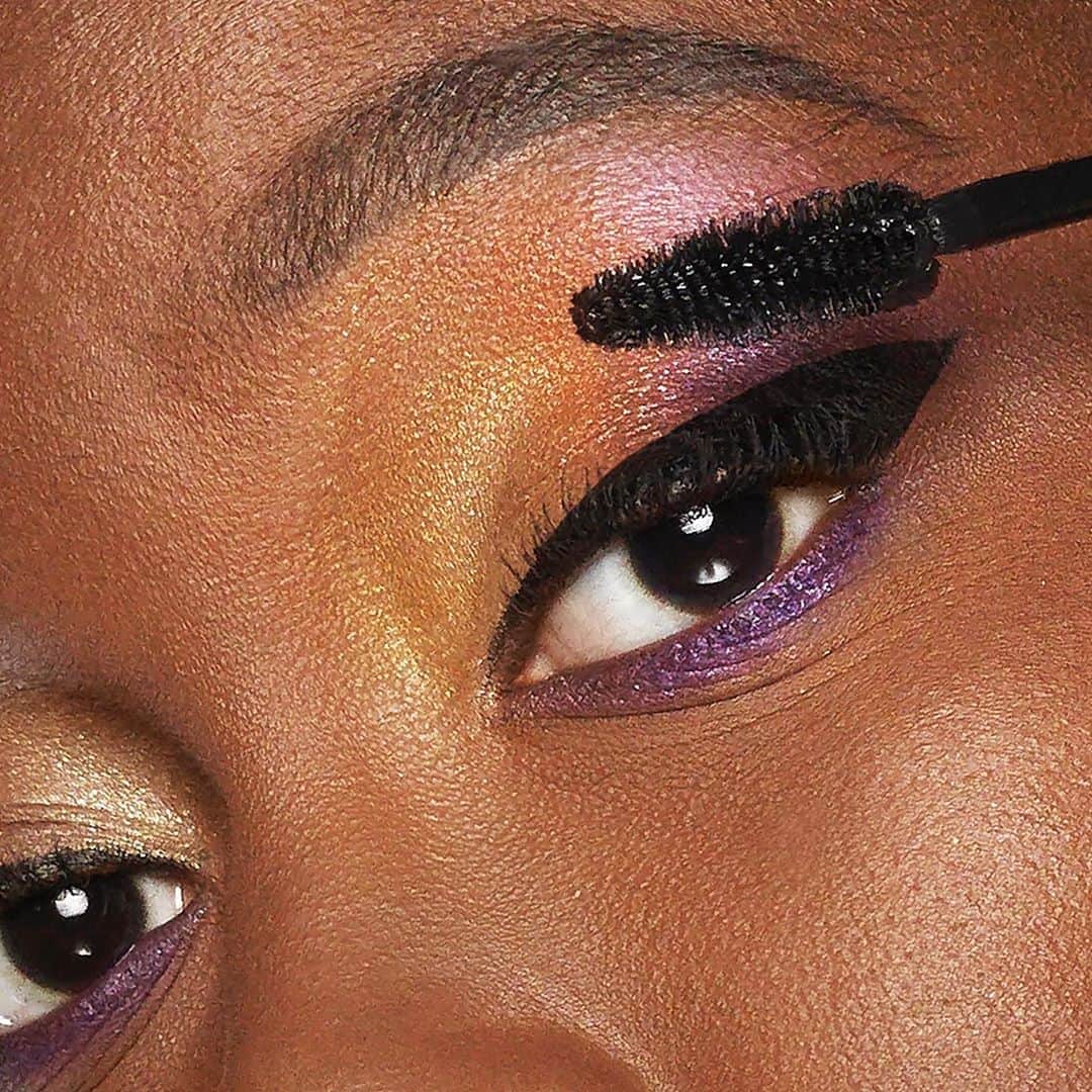Maybelline New Yorkさんのインスタグラム写真 - (Maybelline New YorkInstagram)「Comment below where you’re wearing this flirty eye to!💜This runway inspired look is actually super achievable with just three products: our gel #tattooliner in shades ‘deep onyx’ & ‘rich amethyst’, the new #colorstrike eyeshadow pen in ‘flash’, & our #colossalmascara! Catch the full look on our feed later today.😉」9月15日 23時59分 - maybelline