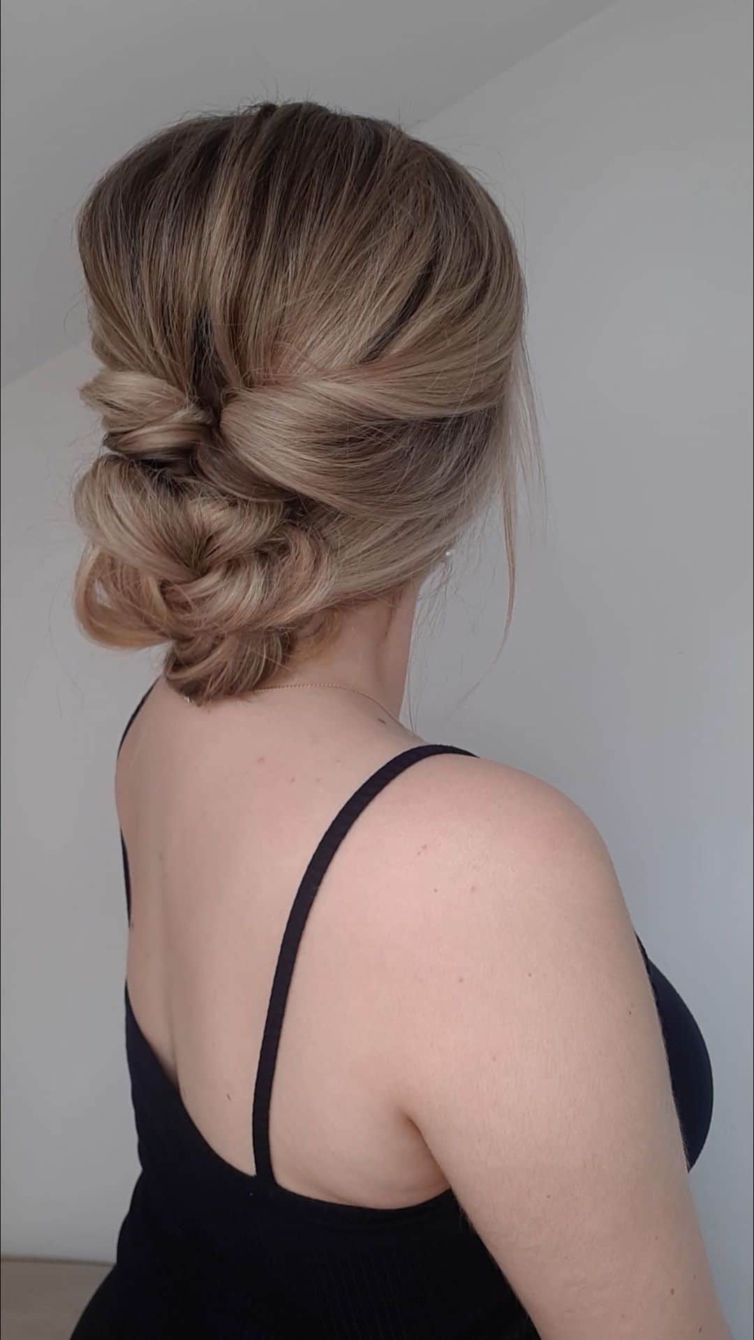 I N S T A B R A I Dのインスタグラム：「Stylist: Poppy Instagram: @poppy_hairstyles  Location: London 🇬🇧 + France 🇫🇷 We can look at Poppy’s feed all day 😍 she has the most luscious hair that makes us wanna braid it all day! She also uploads really quick and easy tutorials that anyone can try!」