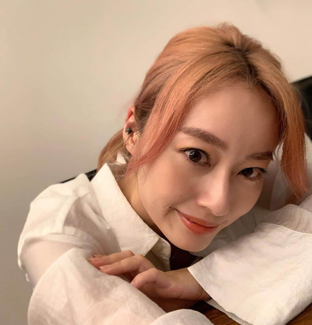 小祝麻里亜のインスタグラム：「去年染めたかったピンクにしました🌸一年越し🌸笑  去年フランス旅行に行く時に赤かピンクに髪染めて行こう〜🇫🇷って思ったら時間なくて出来ず。今年も今頃遅い夏休みでフランス行く予定だったんですが、チケットはもちろんキャンセル。海外なんて行ける状況じゃない世の中ですもんね💦  髪だけでも夏休み仕様ってことで、人生初のブリーチをしました！もう一週間経ちますが、しばらく自己満の世界観にひたり、遊んでます💃  暗い髪のが良かったとか言わないでね🤣またいつの日か仕事で戻しますから🤣✨✨  ブリーチ後はローランド様のようになりました💇‍♀️ ． ． Thankyou @cutters.haraken  ＿＿＿＿＿＿＿＿ #outfit #coordinate #look #pinkhair #haircolor #instafashion #셀스타그램 #얼스타그램 # #탈색#핑크머리 #데일리 #데일리룩 #오오티디 #ヘアカラー #ブリーチカラー #ピンクヘアー」