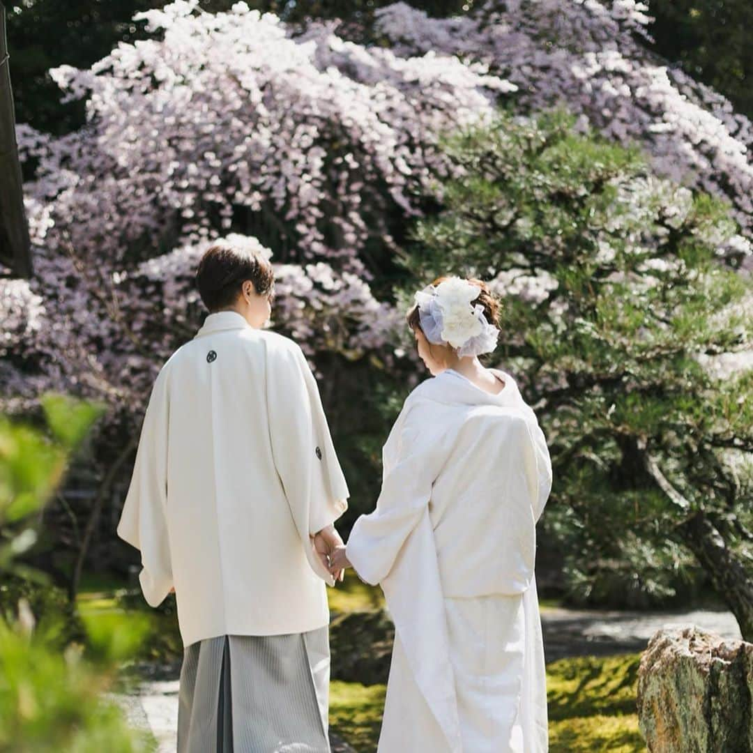 舟山久美子（くみっきー）さんのインスタグラム写真 - (舟山久美子（くみっきー）Instagram)「私ごとにはなりますが… なんと本日、、、 結婚記念日です🙏💋  ヒルナンデスで、生放送の発表をしてからあっという間の1年！(発表は17日なので詳しくは明日で一年ですが入籍日は16日です！)  たくさんの方々に祝福され、多くの人に支えられていた事に改めて気付き、夫婦で幸せをたくさん噛み締めた1年間になりました😭♡ありがとうございます🙇‍♀️✨  この一年間あっという間で、付き合いたての頃と変わらず、楽しい日々を過ごさせて頂いてます☺️！  結婚して良かったなぁと思うのは"心と心の結びつき" が増していくのを感じるとき  何気ない日常の 『ありがとう』と『ごめんなさい』。 相手を思いやる行動や言葉。 喧嘩の中から見える相手の感じ方や気持ち🤝 一つ一つが大切な思い出で、いつもマシュ君には感謝の気持ちでいっぱいになります☺️  挙式は延期になってしまいましたが、自分達も成長出来たし、より良い時間の過ごし方を出来るようになったなと感じます🤍  結婚1年生。 これから先、まだまだ色々な事が有ると思いますが二人三脚で、そして周りの皆さんに支えられながらまた一年大切に過ごしたいと思います🥰！  見守り応援してくださる皆さん❣️いつもありがとうございます😌‼️これからも、のほほんとした夫婦ですが見守って頂けると嬉しいです✨  #結婚記念日 #結婚1年生」9月16日 0時00分 - kumikofunayama