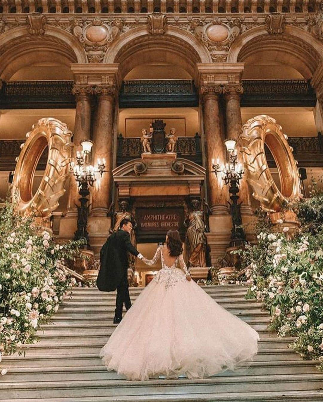 Galia Lahavさんのインスタグラム写真 - (Galia LahavInstagram)「#GLBride @_babybaby_q // SHE’S A QUEEN 👑 #GaliaLahav #GLCouture」9月16日 0時01分 - galialahav