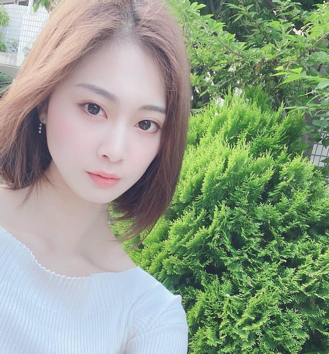 和田安佳莉のインスタグラム：「だいぶ涼しくなってきたような。 最近マスクが汚れるから 毎日すっぴんで居るのだが 生徒から「先生インスタの顔全然違う」といわれてわろた。 素直で正直で信用できる。よろしい。 . #夏の終わり #今期も色々あったなあ #緑 #撮影 #終わり」
