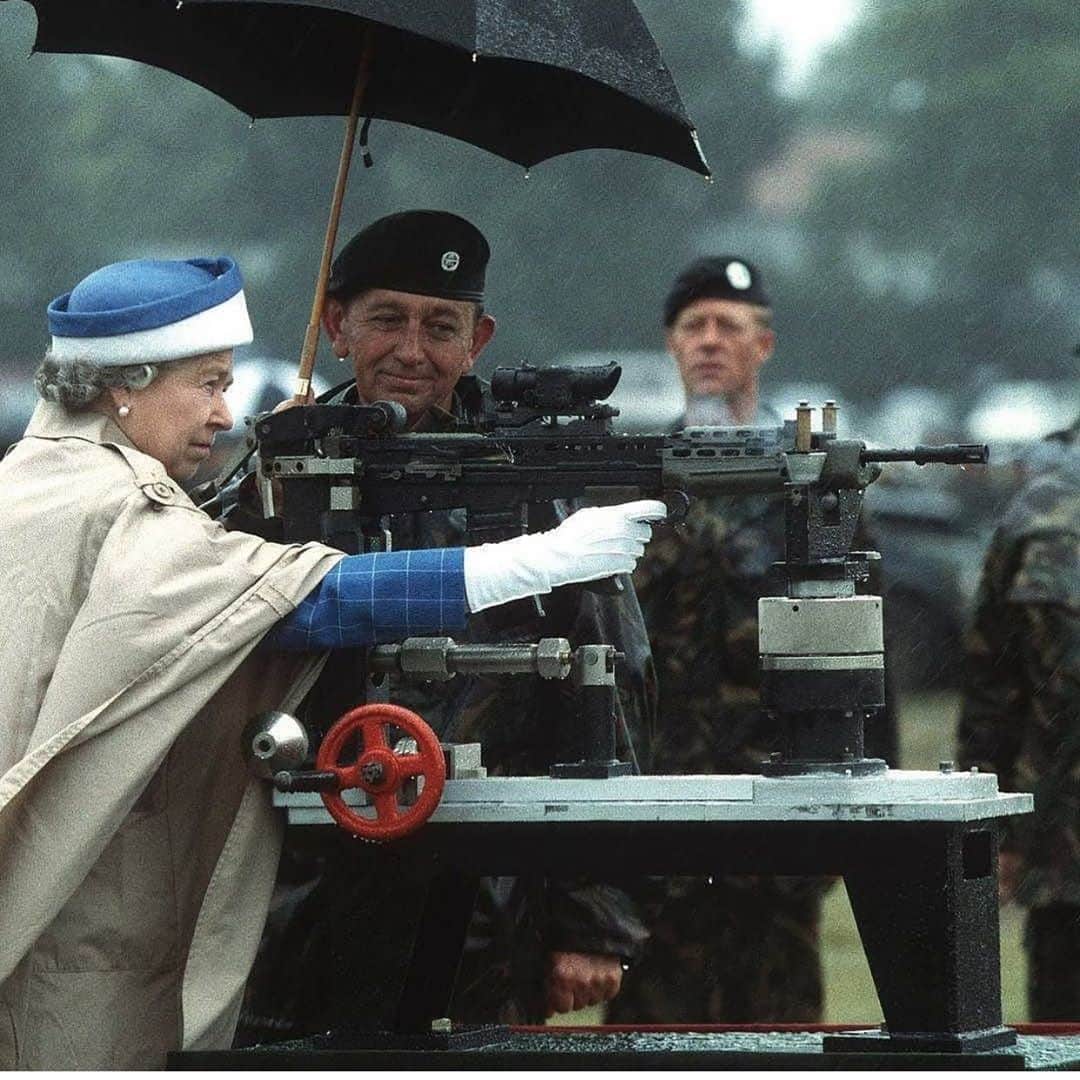 ハウィー・ケンドリックのインスタグラム：「Saw this on IG yesterday. Pretty Badass for the Queen to be out getting it done. Sure it’s an old picture but cool none the less. #2amendment」