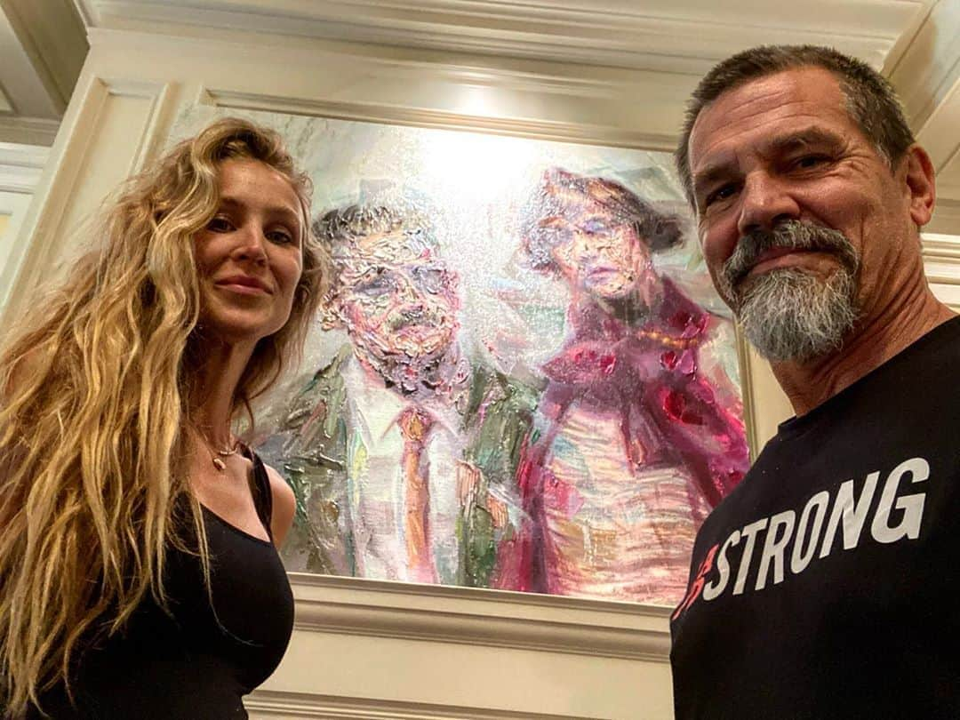 ジョシュ・ブローリンさんのインスタグラム写真 - (ジョシュ・ブローリンInstagram)「And there it is — @mathieulaca has given us the greatest gift, painted the greatest gift: Nora and Joyce. Thank you so much for this. It means the world. Can’t wait to hang this in our new home. 🙏🙏」9月16日 0時23分 - joshbrolin