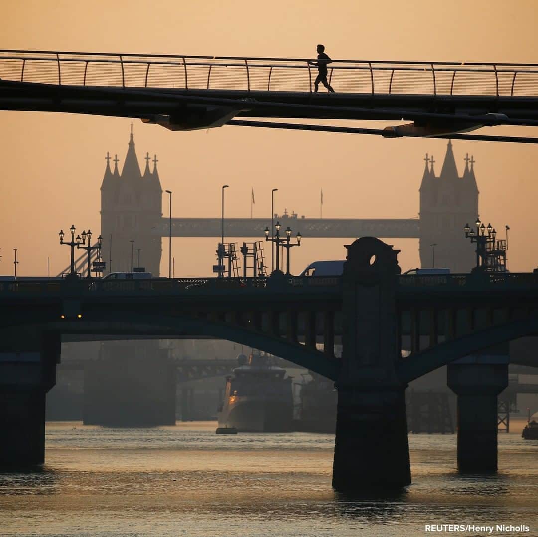 ABC Newsさんのインスタグラム写真 - (ABC NewsInstagram)「RISE AND SHINE: Runner jogs across Millennium Bridge as the sun rises in London, England. #sunrise #running #london」9月16日 0時16分 - abcnews