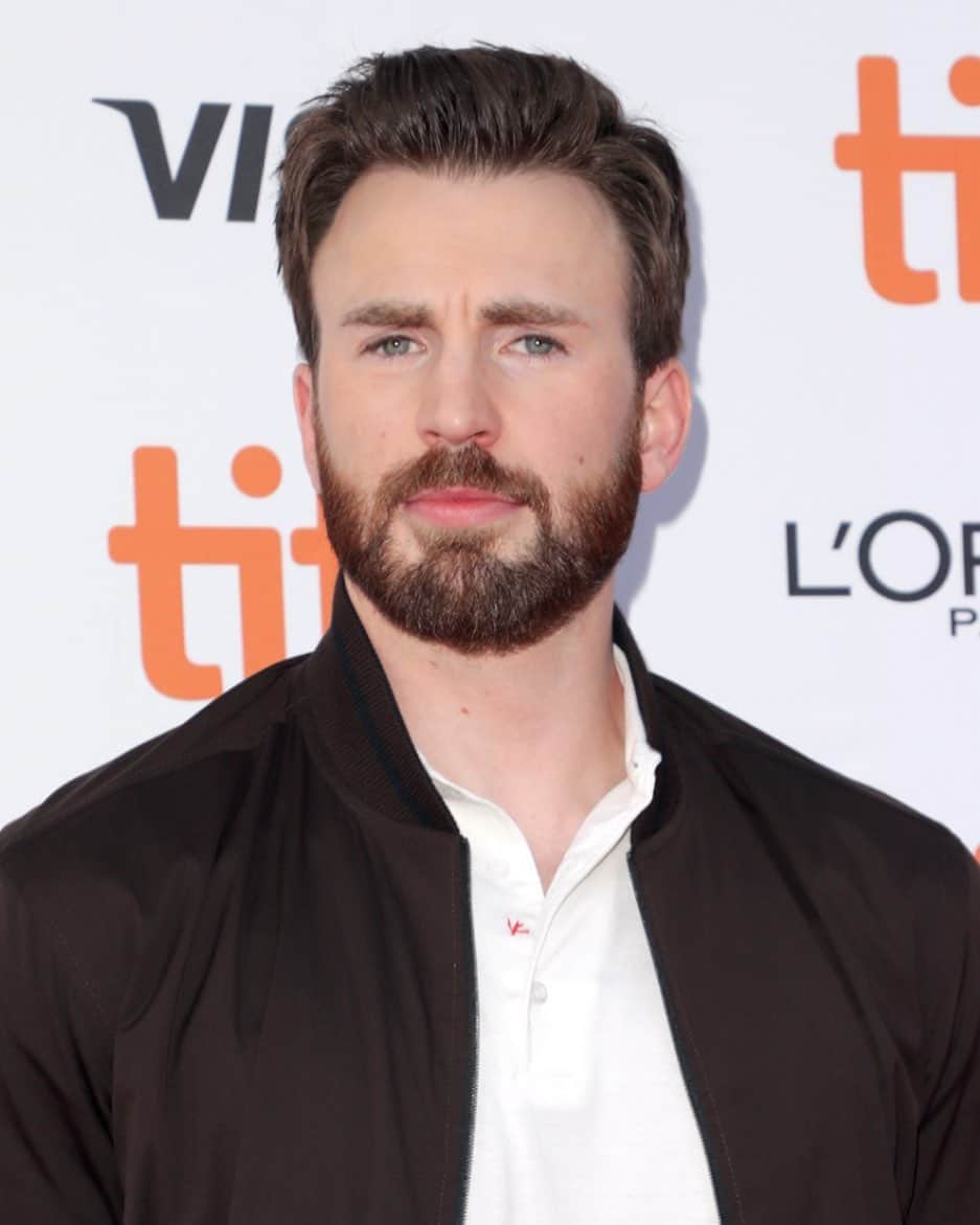Just Jaredさんのインスタグラム写真 - (Just JaredInstagram)「Chris Evans gave his first interview after his leaked explicit photo and he is speaking out about how he feels after the whole ordeal. Tap this pic in the LINK IN BIO for his full statement.  #ChrisEvans Photo: Getty」9月16日 0時16分 - justjared