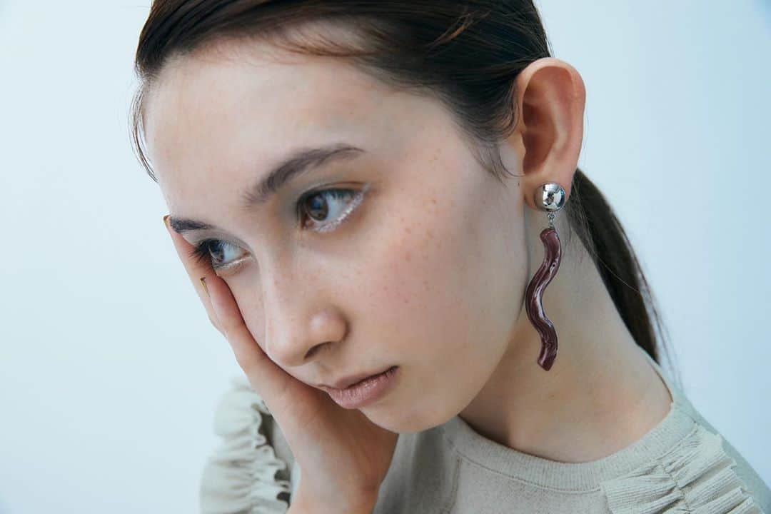 USAGI ONLINEさんのインスタグラム写真 - (USAGI ONLINEInstagram)「@bijouri 2020 autumn winter collection。  大理石のようなイメージのマーブルの樹脂で製作したピアスとイヤリング。  動くたび揺れるウェーブデザインが、耳元に華やかさを印象付けてくれます。 #usagionline #bijouri #accessory #pierce #earrings #ウサギオンライン #ビジューアールアイ #アクセサリー #ピアス #イヤリング」9月16日 0時16分 - usagionline