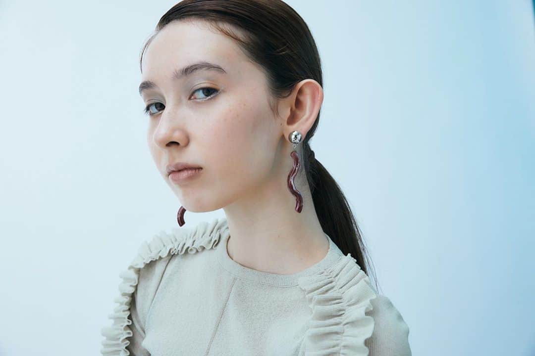 USAGI ONLINEさんのインスタグラム写真 - (USAGI ONLINEInstagram)「@bijouri 2020 autumn winter collection。  大理石のようなイメージのマーブルの樹脂で製作したピアスとイヤリング。  動くたび揺れるウェーブデザインが、耳元に華やかさを印象付けてくれます。 #usagionline #bijouri #accessory #pierce #earrings #ウサギオンライン #ビジューアールアイ #アクセサリー #ピアス #イヤリング」9月16日 0時16分 - usagionline