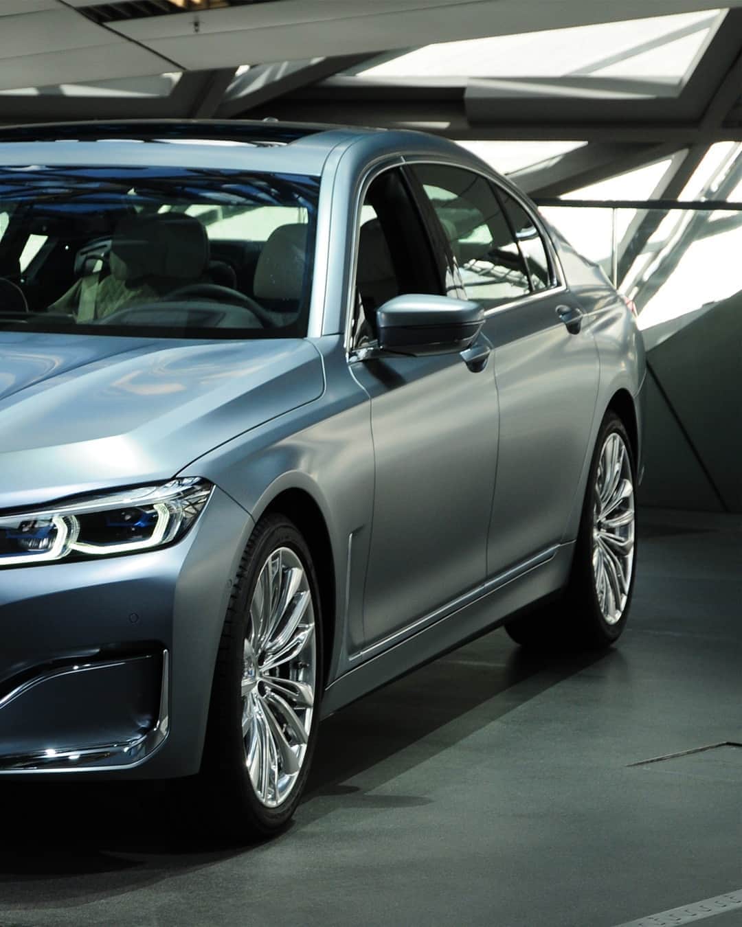 BMWのインスタグラム：「Luxurious cars need luxurious colors. Learn about the color design of the BMW luxury models in the latest #BMWToday episode. #THE7 #BMW #7Series」