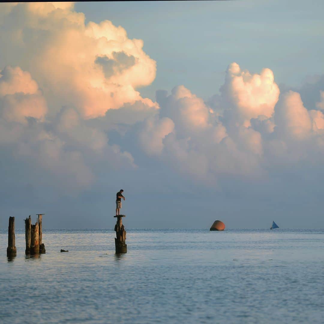 AFP通信さんのインスタグラム写真 - (AFP通信Instagram)「AFP Photo 📷 Orlando Sierra - A man fishes standing atop the remains of the stilt of an old dock, in the municipality of Tela, Atlantida department on the Caribbean Sea, 250 km north of Tegucigalpa, on September 13, 2020, during the Covid-19 coronavirus pandemic.」9月16日 0時20分 - afpphoto