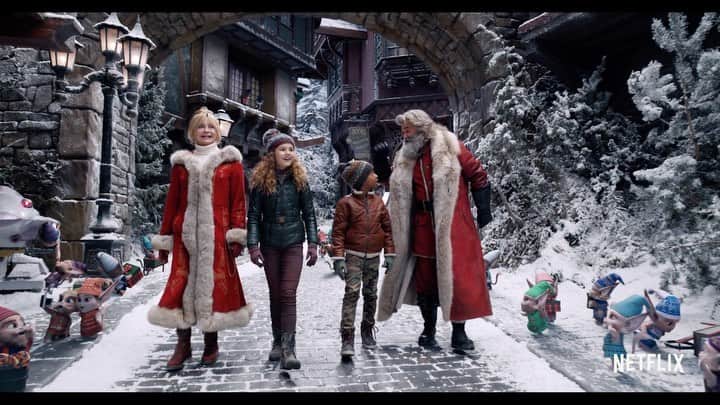 ゴールディ・ホーンのインスタグラム：「My favorite Santa Claus is back! And he's not alone. 🎅🏼🤶🏼The Christmas Chronicles 2 arrives on Netflix November 25.🎄🦌⁣ ⁣ #TheChristmasChronicles2  #TCC2⁣」