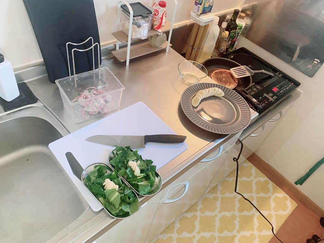 高松雪乃さんのインスタグラム写真 - (高松雪乃Instagram)「この間のだけど、朝昼食準備のキッチン風景🐭爬虫類と人間のエサ。  #爬虫類　#あるある」9月16日 0時22分 - yukinotakamatsu