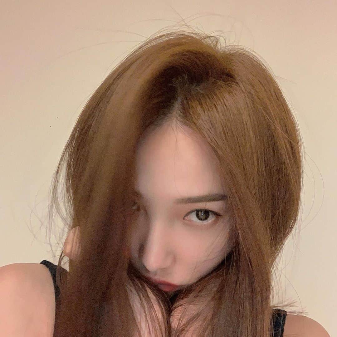 林映唯のインスタグラム：「噹啷✨瞞不住啦～現在是名符其實的黃毛丫頭 （人生第一次染髮，不好看也要說好看我不管🤥）」