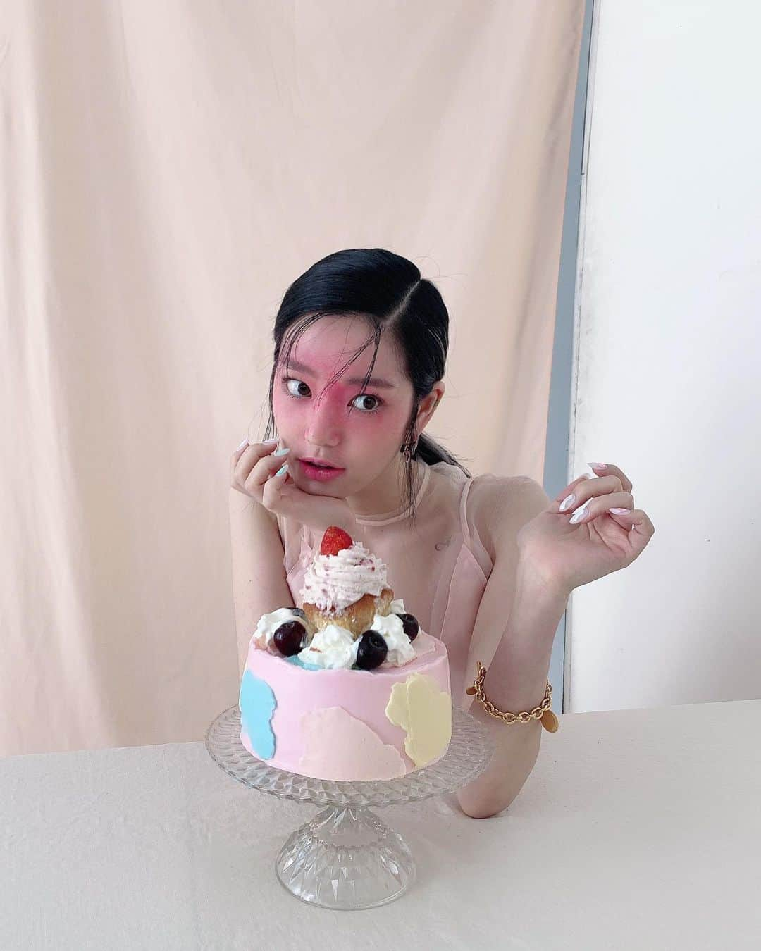 イ・ユビさんのインスタグラム写真 - (イ・ユビInstagram)「🧁달콤달콤행🍰」9月16日 0時25分 - yubi_190