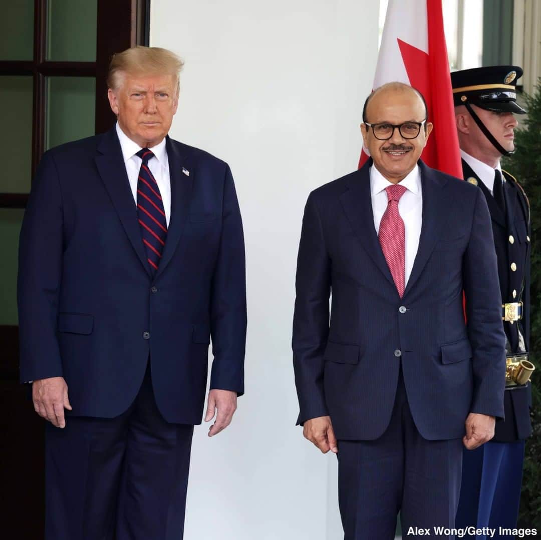 ABC Newsさんのインスタグラム写真 - (ABC NewsInstagram)「Pres. Trump welcomes the Foreign Affairs Minister of Bahrain at the White House as the president hosts Israel, the U.A.E. and Bahrain for signing ceremonies in which the Arab nations will agree to establish full diplomatic relations with the Jewish state. #donaldtrump #whitehouse #uae #israel #bahrain」9月16日 0時25分 - abcnews