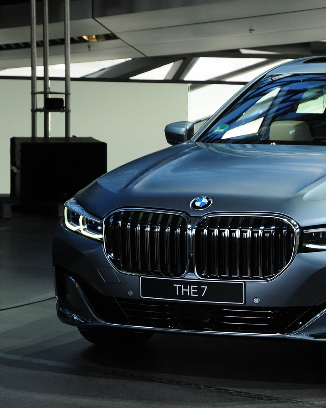 BMWのインスタグラム：「What's luxury without a dash of daring? In the latest episode of #BMWToday you can learn how colors and materials are chosen for the BMW luxury-class models - now live @BMW IGTV. #THE7 #BMW #7Series」