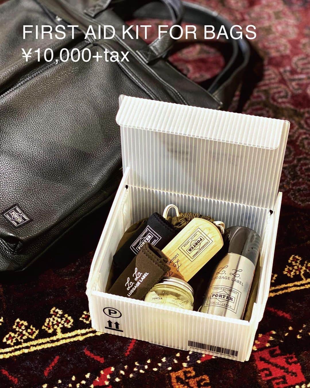 吉田カバン 表参道さんのインスタグラム写真 - (吉田カバン 表参道Instagram)「“FIRST AID KIT FOR BAGS“  本日は吉田カバンオリジナルのバッグ用ケアアイテムがセットになった「ファーストエイドキットフォーバッグス」をご紹介いたします。  ・デリケートクリーム 天然由来16種類のナチュラルオイルとヒアルロン酸を配合し、レザーに潤いと栄養を補給します。アールグレイティーの香り付けにも使われる清々しく爽やかなベルガモットの香料を調合した特別仕様です。  ・ケアブラシ 創業以来300年にわたり高品質な刷毛ブラシを作り続ける日本橋の老舗「江戸屋」の手触りの良いブナの木を使用し、ブラシは弾力のある万能な馬毛を通常よりも密に植え付けた贅沢な仕上がりです。  ・クロス 上質な高密度コットンをソフトに仕上げたクロスです。PORTERロゴをプリントしたブラックとLUGGAGE LABELロゴをプリントしたオリーブの2枚セットです。  ・撥水スプレー 布製品・皮革製品にご使用いただけるだけでなく、環境にも配慮した高い撥水効果のあるスプレーです。  オリジナルパッケージが付属し、保管や持ち運びにも適した仕様で、ギフトにもおすすめです。 是非、店頭でご覧ください。  ファーストエイドキットフォーバッグス ¥10,000（税別）  ※こちらの商品は、吉田カバン オフィシャルオンラインストアでもご購入いただけます。 https://www.yoshidakaban.com/sp/product/104949.html?  #yoshidakaban #porter #luggagelabel #吉田カバン #ポーター #porteryoshida #porterflagshipstore #porterstand #px #porterexchange #potr #kurachikabyporter #madeinjapan #japan #instabag #omotesando #marunouchi #osaka #care #leather #leathercare #maintenance #delicatecream #waterproof #protectionspray#polishingcloth #brushing #江戸屋 #江戸屋ブラシ」9月16日 0時29分 - porter_flagship_store
