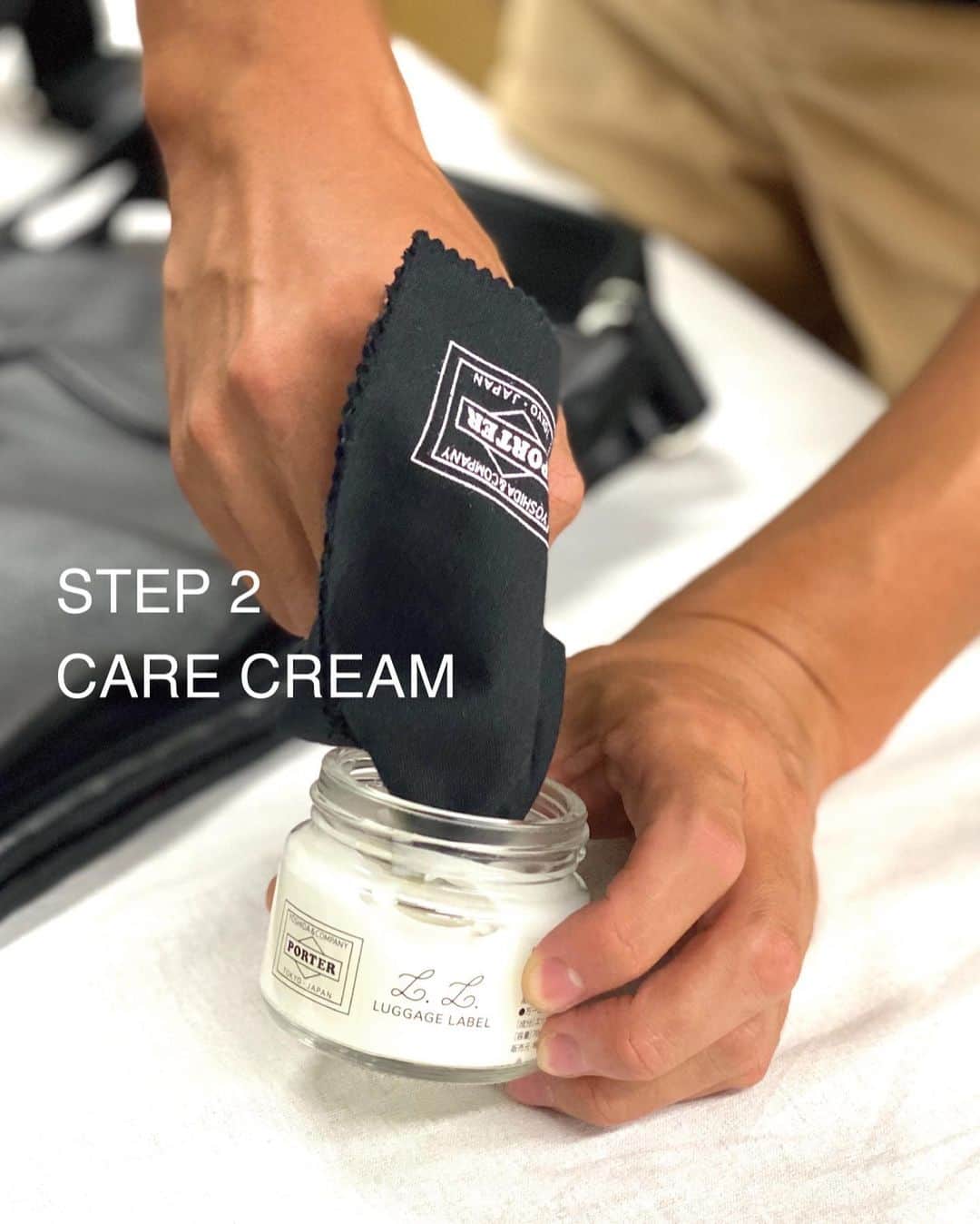 吉田カバン 表参道さんのインスタグラム写真 - (吉田カバン 表参道Instagram)「“FIRST AID KIT FOR BAGS“  本日は吉田カバンオリジナルのバッグ用ケアアイテムがセットになった「ファーストエイドキットフォーバッグス」をご紹介いたします。  ・デリケートクリーム 天然由来16種類のナチュラルオイルとヒアルロン酸を配合し、レザーに潤いと栄養を補給します。アールグレイティーの香り付けにも使われる清々しく爽やかなベルガモットの香料を調合した特別仕様です。  ・ケアブラシ 創業以来300年にわたり高品質な刷毛ブラシを作り続ける日本橋の老舗「江戸屋」の手触りの良いブナの木を使用し、ブラシは弾力のある万能な馬毛を通常よりも密に植え付けた贅沢な仕上がりです。  ・クロス 上質な高密度コットンをソフトに仕上げたクロスです。PORTERロゴをプリントしたブラックとLUGGAGE LABELロゴをプリントしたオリーブの2枚セットです。  ・撥水スプレー 布製品・皮革製品にご使用いただけるだけでなく、環境にも配慮した高い撥水効果のあるスプレーです。  オリジナルパッケージが付属し、保管や持ち運びにも適した仕様で、ギフトにもおすすめです。 是非、店頭でご覧ください。  ファーストエイドキットフォーバッグス ¥10,000（税別）  ※こちらの商品は、吉田カバン オフィシャルオンラインストアでもご購入いただけます。 https://www.yoshidakaban.com/sp/product/104949.html?  #yoshidakaban #porter #luggagelabel #吉田カバン #ポーター #porteryoshida #porterflagshipstore #porterstand #px #porterexchange #potr #kurachikabyporter #madeinjapan #japan #instabag #omotesando #marunouchi #osaka #care #leather #leathercare #maintenance #delicatecream #waterproof #protectionspray#polishingcloth #brushing #江戸屋 #江戸屋ブラシ」9月16日 0時29分 - porter_flagship_store