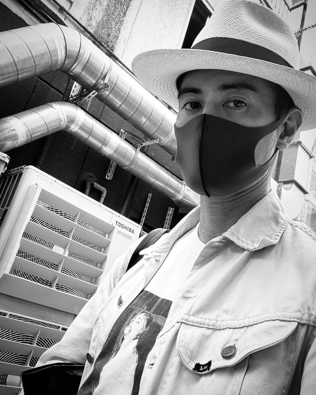 青木伸輔のインスタグラム：「素敵な出会いがありました。 夏と秋の間の装い…？ #lee #westerner #minedenim #jonathanleder #borsalino」