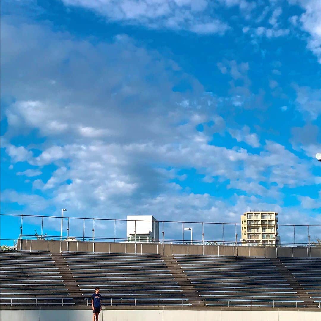 坂部友宏さんのインスタグラム写真 - (坂部友宏Instagram)「新潟で一番高く跳ぶ男🌈 走高跳の新潟記録保持者🎽 長谷川直人選手です。 新潟アルビレックスランニングクラブ所属。 2m25cmを背面跳びで越えます。  私なんてジャンプしたって頭が届きませんでした。  東京五輪へ向けて、 新潟生まれ新潟育ちの長谷川選手を応援します🤗  陸上競技出身の私。 大学で陸上を引退して以来、市民ランナーに徹する日々でしたが、 陸上選手への取材となると、 血が騒ぎます🅰️ 血は騒ぐけど、体は厳しい...  最後の1枚は1m40cm越えに失敗する坂部(OA済😓)  #走高跳 #かっこいい  #長谷川直人 選手 #2m25cm #東京五輪へ  #長谷川選手は #ウォーミングアップが少な目 #5分くらい #驚き  #ゆうなび #坂部友宏」9月16日 0時42分 - t_sakabe_bsn