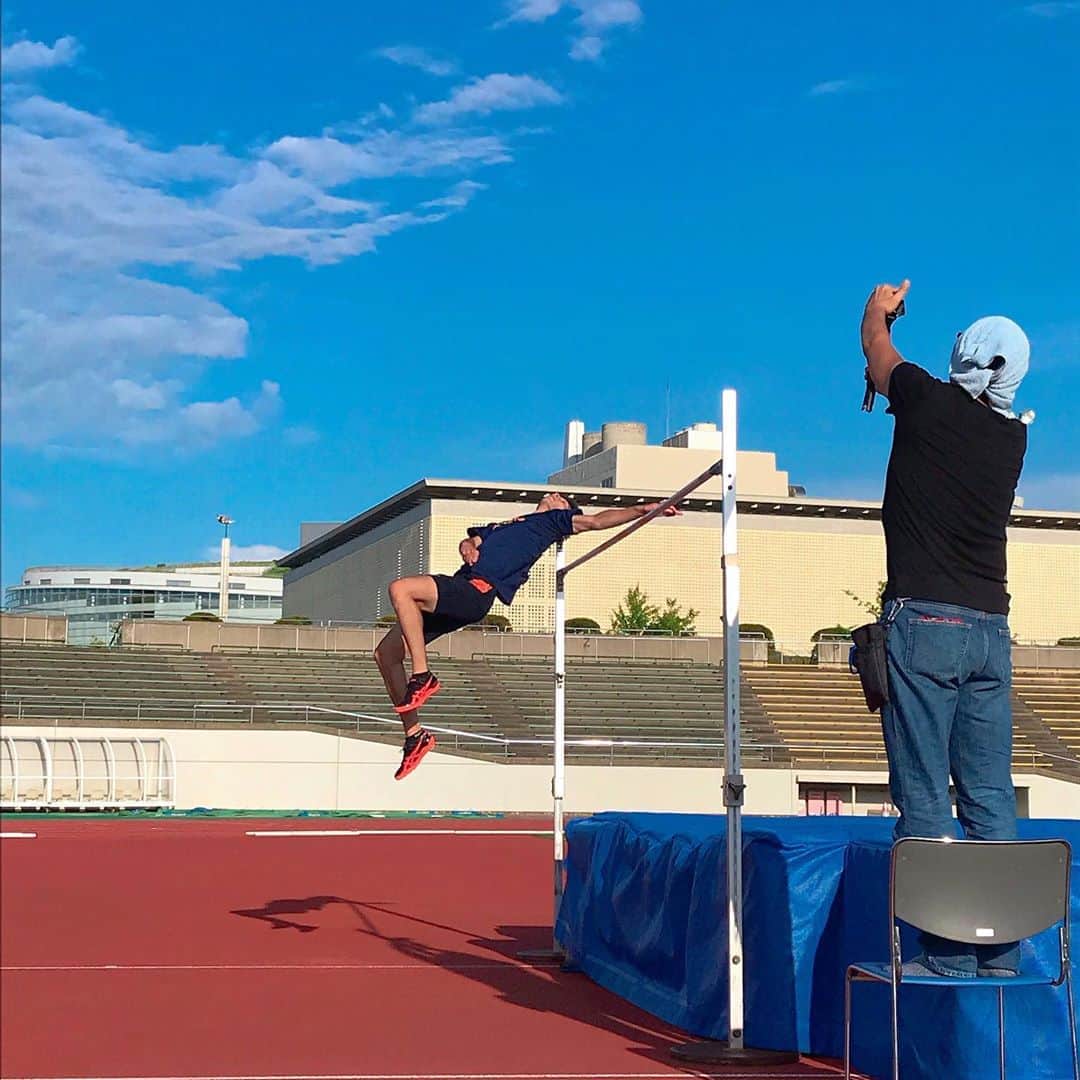 坂部友宏さんのインスタグラム写真 - (坂部友宏Instagram)「新潟で一番高く跳ぶ男🌈 走高跳の新潟記録保持者🎽 長谷川直人選手です。 新潟アルビレックスランニングクラブ所属。 2m25cmを背面跳びで越えます。  私なんてジャンプしたって頭が届きませんでした。  東京五輪へ向けて、 新潟生まれ新潟育ちの長谷川選手を応援します🤗  陸上競技出身の私。 大学で陸上を引退して以来、市民ランナーに徹する日々でしたが、 陸上選手への取材となると、 血が騒ぎます🅰️ 血は騒ぐけど、体は厳しい...  最後の1枚は1m40cm越えに失敗する坂部(OA済😓)  #走高跳 #かっこいい  #長谷川直人 選手 #2m25cm #東京五輪へ  #長谷川選手は #ウォーミングアップが少な目 #5分くらい #驚き  #ゆうなび #坂部友宏」9月16日 0時42分 - t_sakabe_bsn