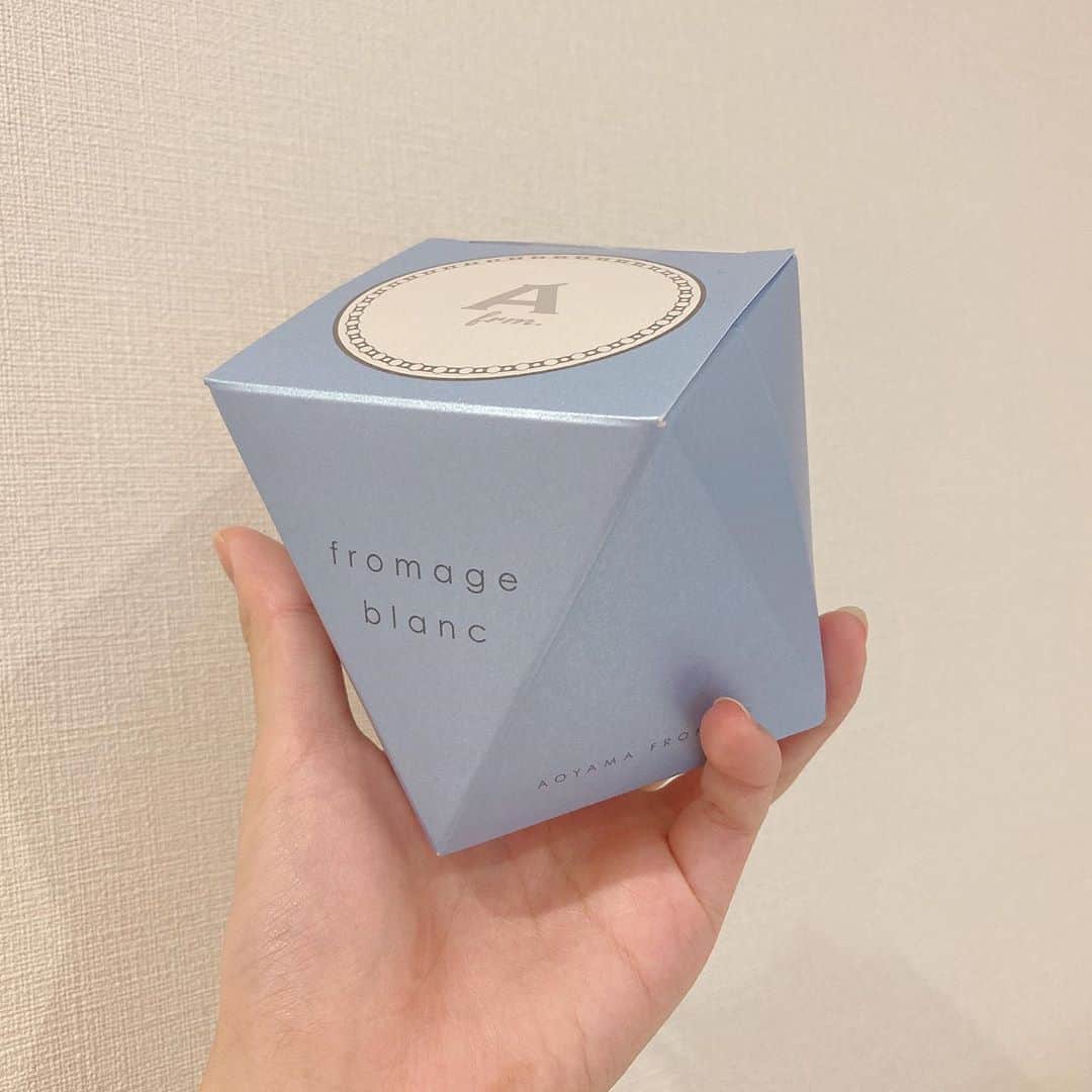空野青空のインスタグラム：「#アニメイト池袋本店 さんからいただいた #青山フロマージュ ブランが美味しすぎてお取り寄せしようとしてる😋🍽  おすすめなのでみなさまもぜひ〜  ではおやすみぃ(:3_ヽ)_  #青山フロマージュブラン #モンクレーヴ  #お土産 #手土産 #おすすめ #フロマージュブラン」