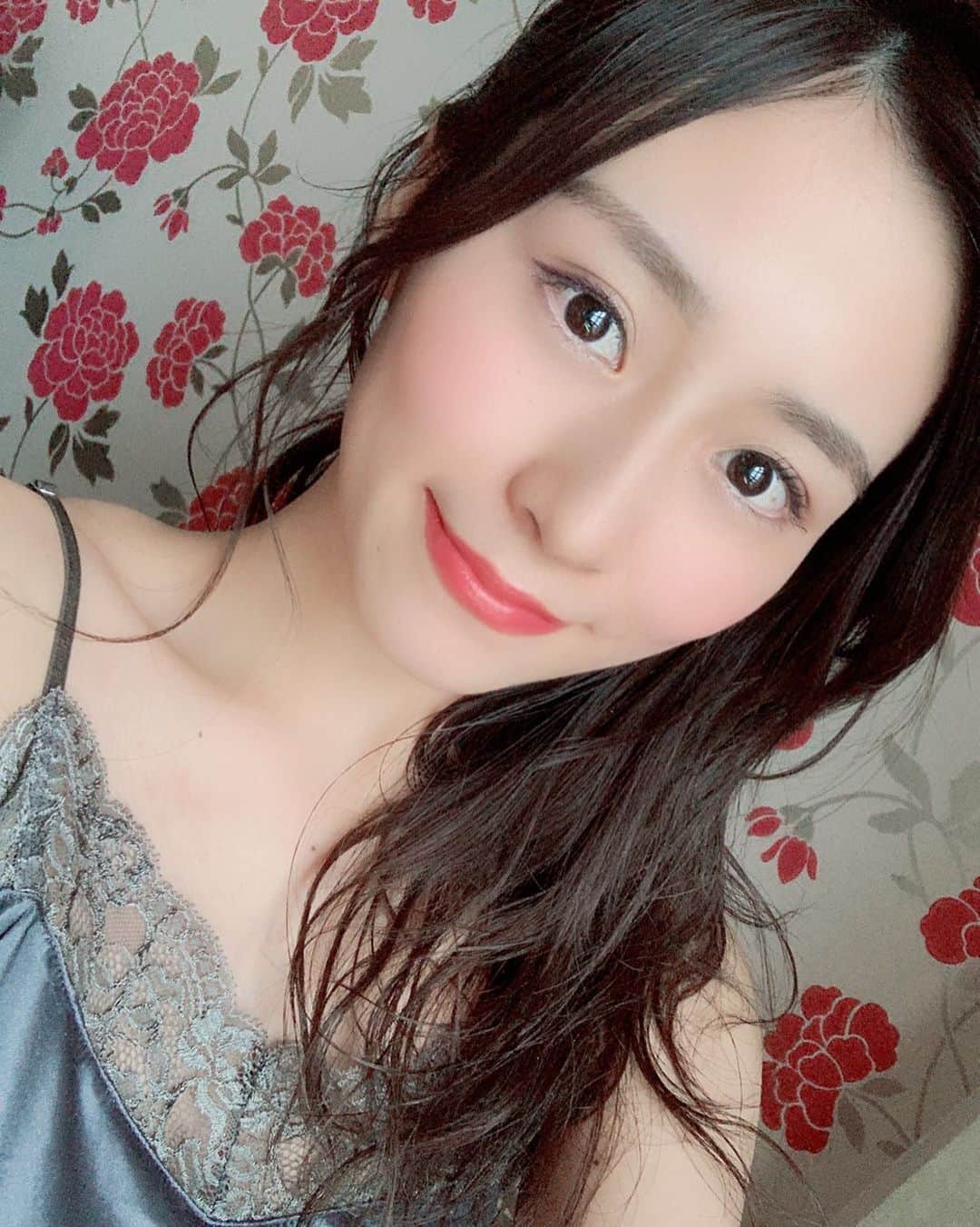 内木志のインスタグラム：「写真集のオフショット 少しずつ載せていきます😊 この衣装お気に入り💕 紫のランジェリーと水着もここのブランドなの💕 可愛すぎる！👙 #こころまち」