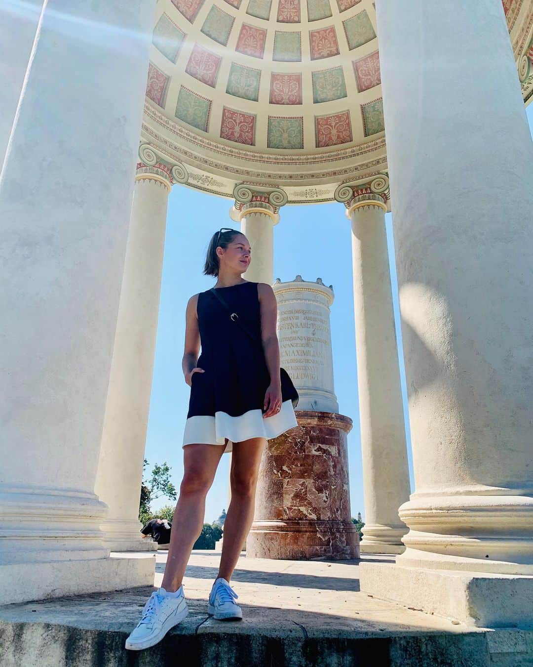 ジーナ・ルケンケムペルのインスタグラム：「☀️ + 🏛 + 👗 = ☺️  #teamlückenkemper #teamlueckenkemper #urlaubdahoam」