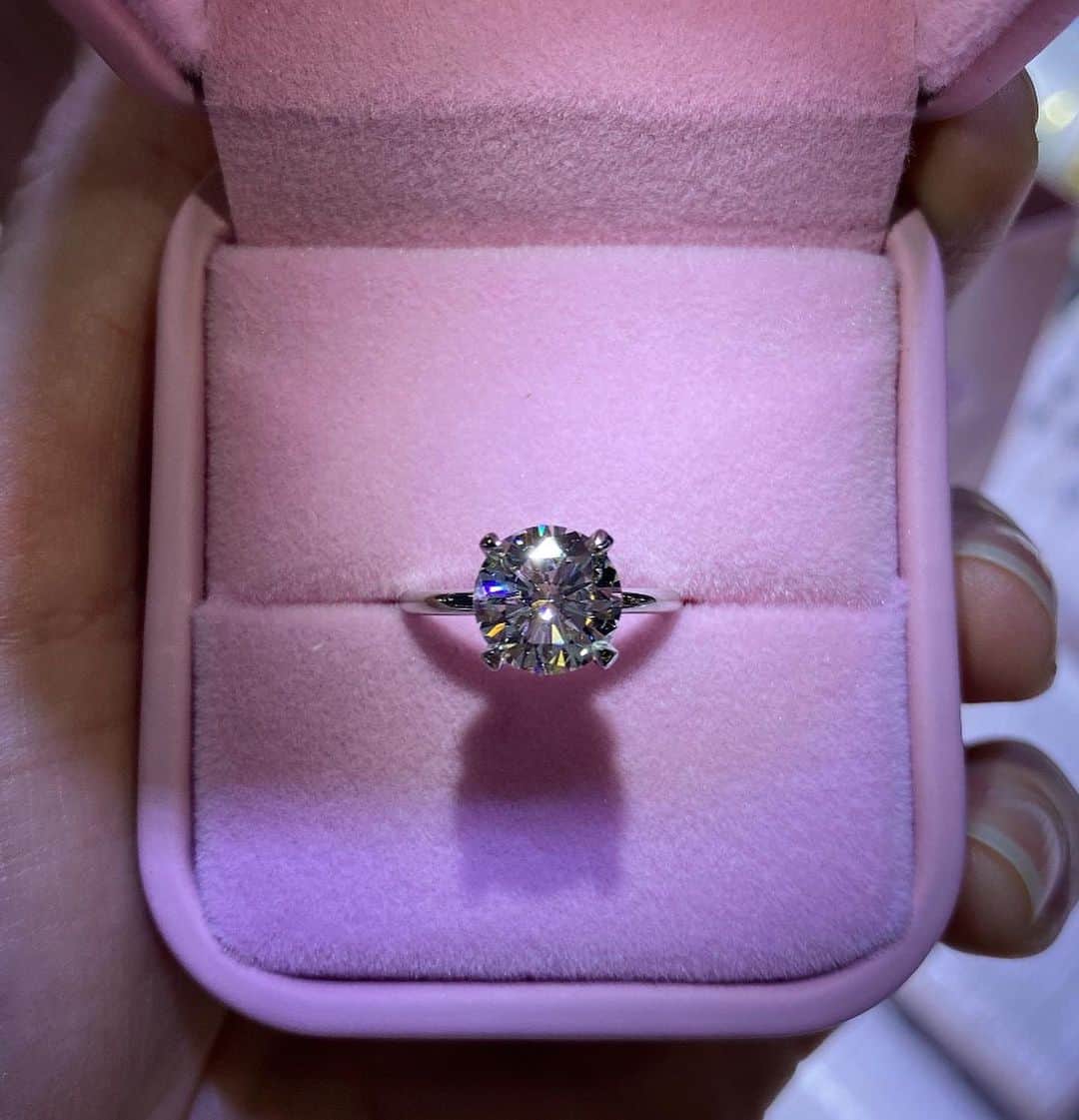 セージ・ノースカットさんのインスタグラム写真 - (セージ・ノースカットInstagram)「WE’RE ENGAGED!!! I can’t wait to marry you and spend everyday with you! I Love You!! @realamandaleigh and thanks for making such a beautiful ring @happyjewelers」9月16日 0時53分 - supersagenorthcutt