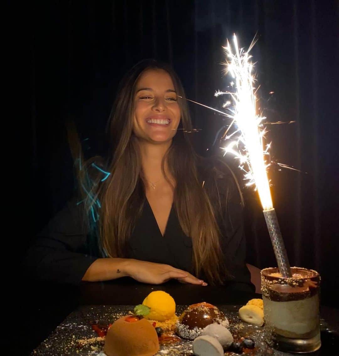 デシレ・コルデロ・フェレールのインスタグラム：「🖤♍️」