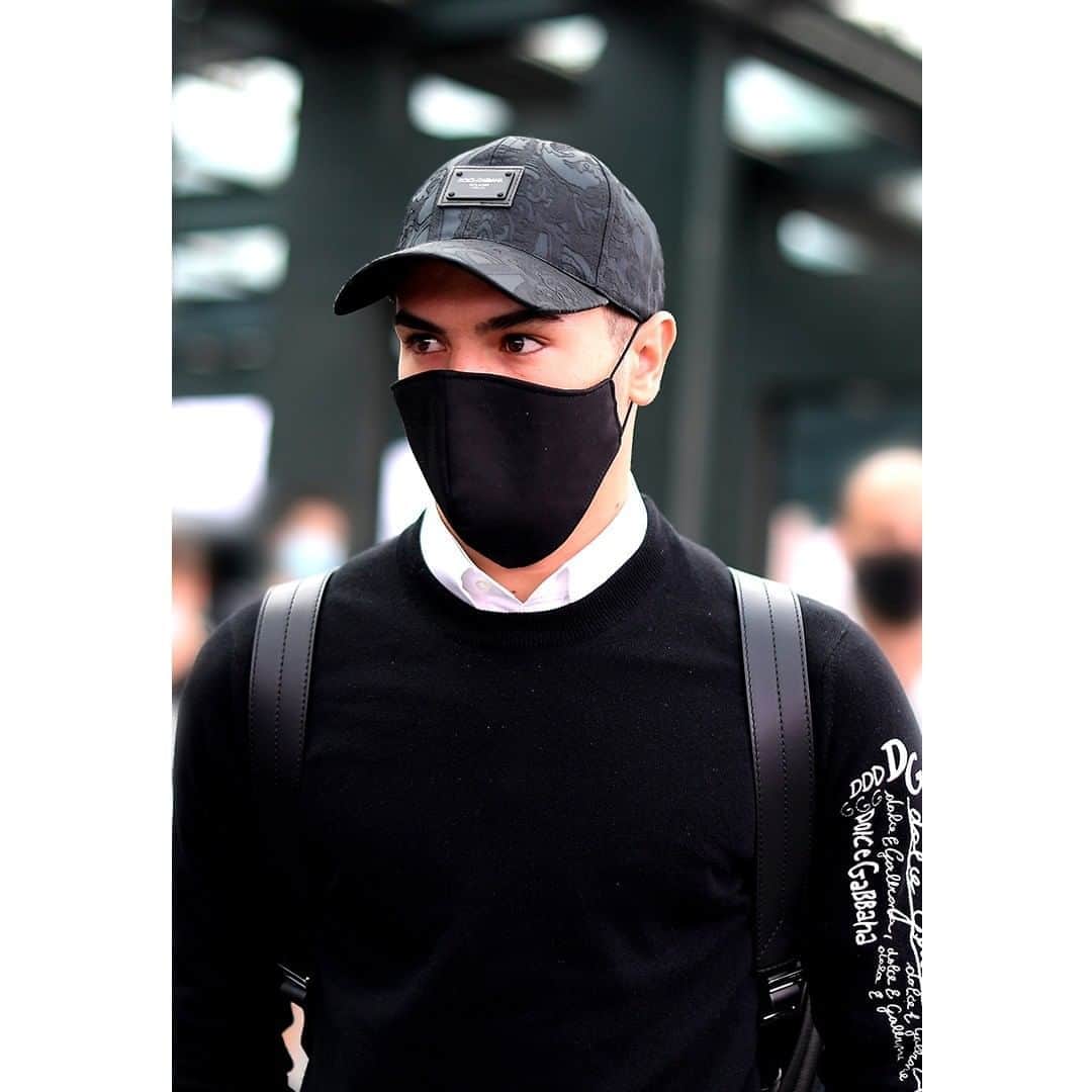 のインスタグラム：「Repost from @brahim    Brahim Díaz wears #DolceGabbana for his official arrival in Milan.  The look features a black brocade baseball cap, a black sweater with DG white logo details and a black backpack.    ⁣Discover more on @dolcegabbana_man.    #DGCelebs #DGFamily」