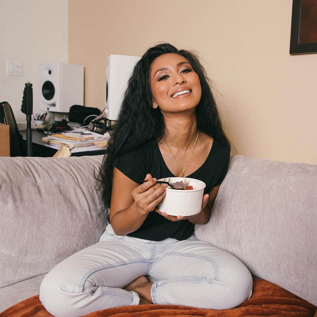 シェネルのインスタグラム：「cravings? well I can’t say that Ive been going nuts with cravings thank God.. but I have had interesting favorites that my body longs for or should I say ‘ baby’ longs for lmao. . I loved açaí bowls before but did not eat as often as I am now.. at least 2-3 times a week!! Its what I’ve noticed I’ve been totally killin since first trimester. BUT.. not just any açaí bowl .. something about the SUPER PROTEIN BOWL from harvest bar @hbnjuice in Sherman Oaks.. trust me.. you won’t regret it.. two of my other prego friends can’t resist it either .. hail to the acaiiii life. Lol so good.. . . . #pregnancyjourney #pregnantcravings #quarantinebaby #healthypregnancyeating」