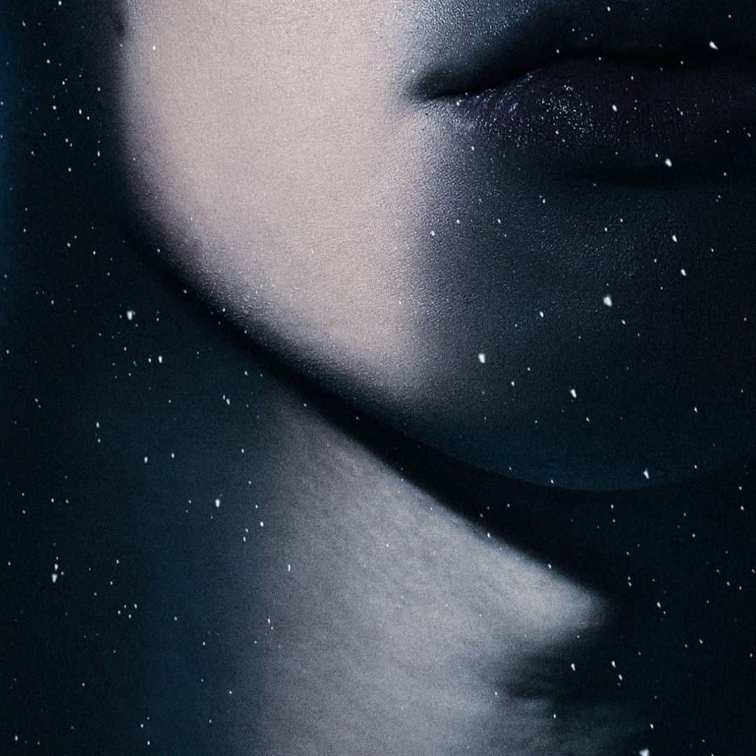 林俊傑のインスタグラム：「⠀ Behold, my new single “No Turning Back” ⠀ OUT NOW!!!⠀ ⠀ 第十四張專輯的首波主打《交換餘生》 終於上線！⠀ ⠀ 🎵 數位上架👉LINK IN BIO⠀ 🎥  MV首播👉 LINK IN BIO (12:00PM GMT+8)⠀ __⠀ ⠀ 孤單聽雨的貓往時間裂縫里看到了我 ⠀ 雷電交加之外的另一些我 ⠀  ⠀ 烏雲靜止以後 跳進平行時空⠀ 那些我 旅行中的妳我⠀ 回憶胡亂穿梭 墜落⠀ ⠀ 交換餘生 是我 非我 苦與樂⠀ 陰天之後總有續命的晴空 ⠀ 如果我們幾經轉折 結局一樣不動 ⠀ 也才算無愧這分合⠀ ⠀ 定位心海的錨讓時間停頓的像慢動作 ⠀ 妳說命運很壞吧幸好有我 ⠀  ⠀ 如果沒有以後 如果平行失控⠀ 那些我 不同人生的我⠀ 會以什麼方式 哭過⠀ ⠀ 交換餘生 是我 非我 苦與樂⠀ 陰天之後總有續命的晴空 ⠀ 如果我們幾經轉折 結局一樣不動 ⠀ 也才算無愧這分合⠀ ⠀ 雲等風 人等夢 愛輾過時光等什麼⠀ 記不住 認不出 淚眼中誰一樣臉紅⠀ ⠀ 等妳說 等我說 一等就是一個宇宙⠀ 日升換月落 真愛換寂寞⠀ ⠀ 交換餘生 也許 忘了 第幾夢⠀ 那時我們身處第幾號時空 ⠀ 因為我們手心緊握 記憶也能緊扣 ⠀ 可不怕前方的蟲洞⠀ ⠀ 愛是時間的古董⠀ __⠀ ⠀ 詞 Lyrics：易家揚⠀ 曲 Composer：林俊傑 JJ LIN ⠀ 製作人 Producer：林俊傑 JJ LIN⠀ ⠀ #交換餘生⠀ #NoTurningBack⠀ #林俊傑交換餘生」