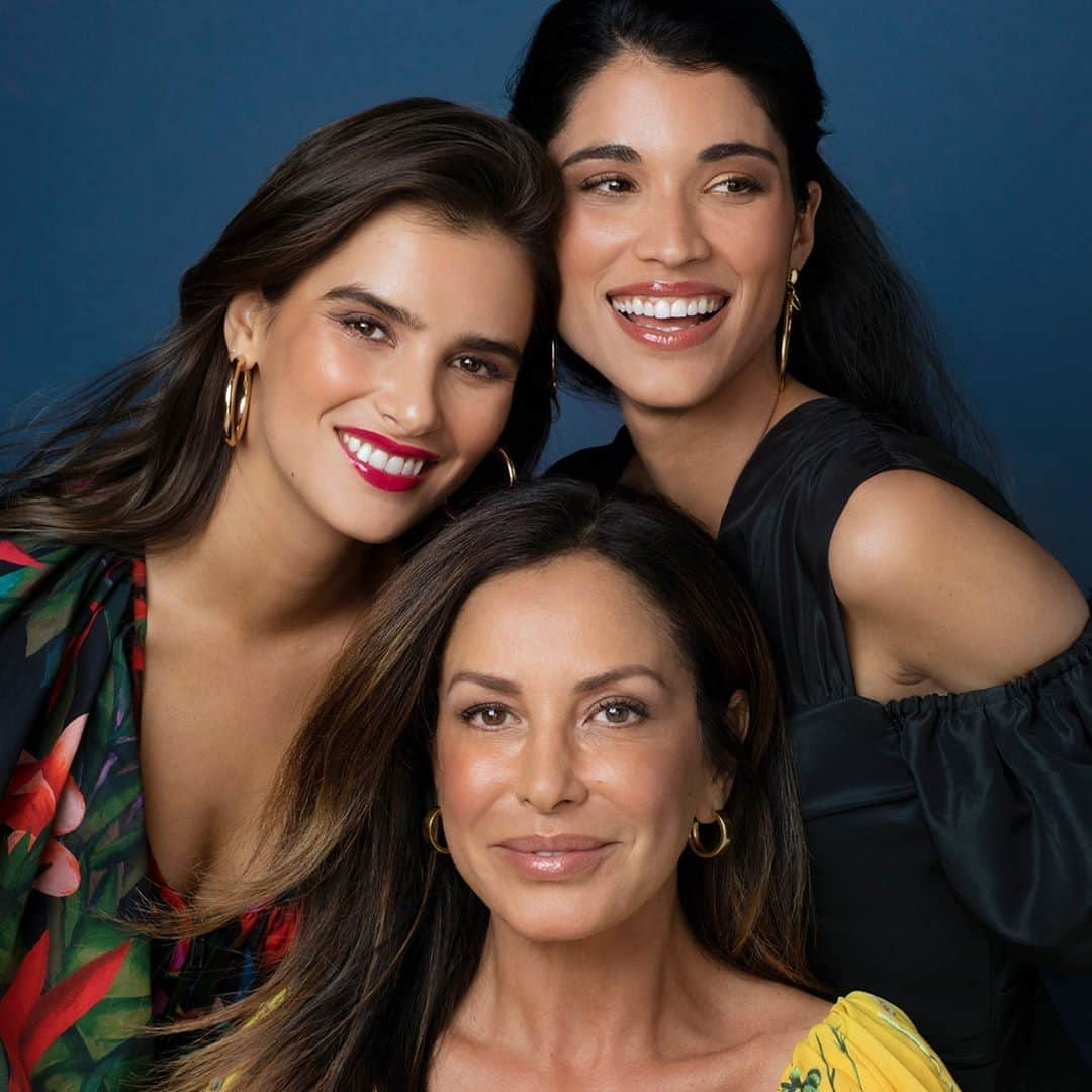 エスティローダーさんのインスタグラム写真 - (エスティローダーInstagram)「Beauty. Diversity. Vibrancy 🌟 This #HispanicHeritageMonth, we are proud to celebrate the culture, ideals, generational bonds and contributions of our Hispanic community, including our #EsteeBeauties. We can’t wait to celebrate with you – check out our Instagram Stories to see our upcoming Live Streams!」9月16日 1時00分 - esteelauder